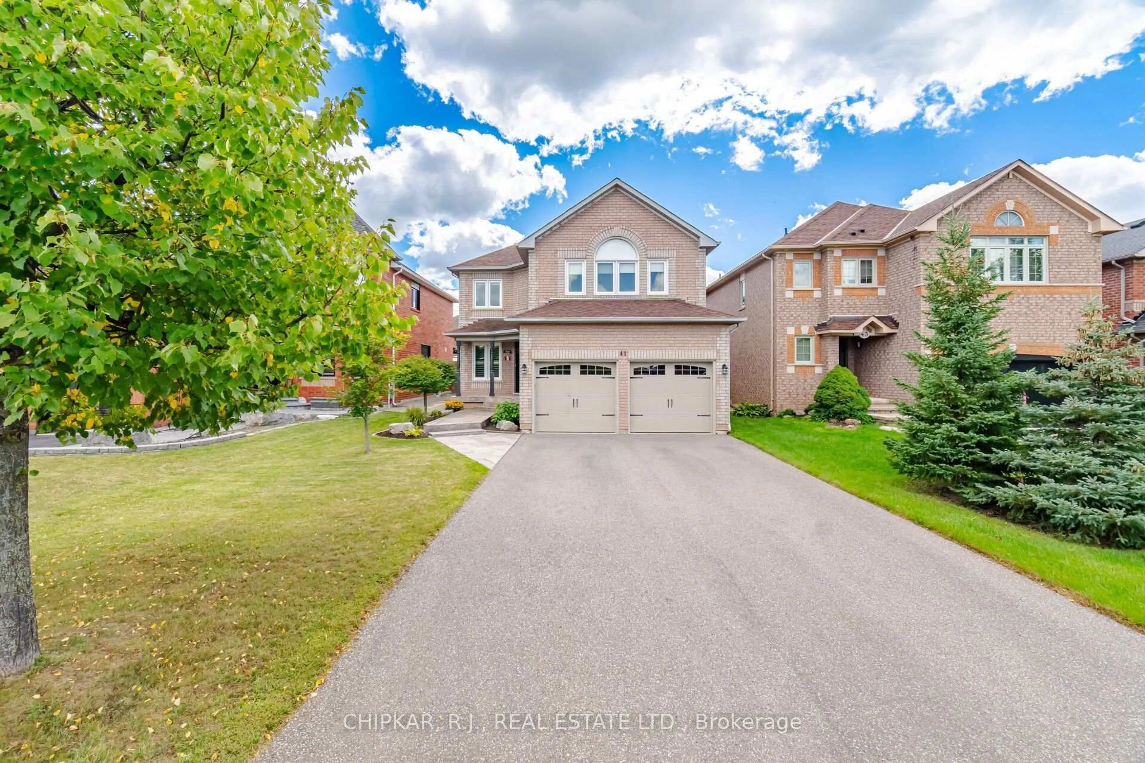 A pic from outside/outdoor area/front of a property/back of a property/a pic from drone, street for 41 Chester Cres, Halton Hills Ontario L7G 5W5