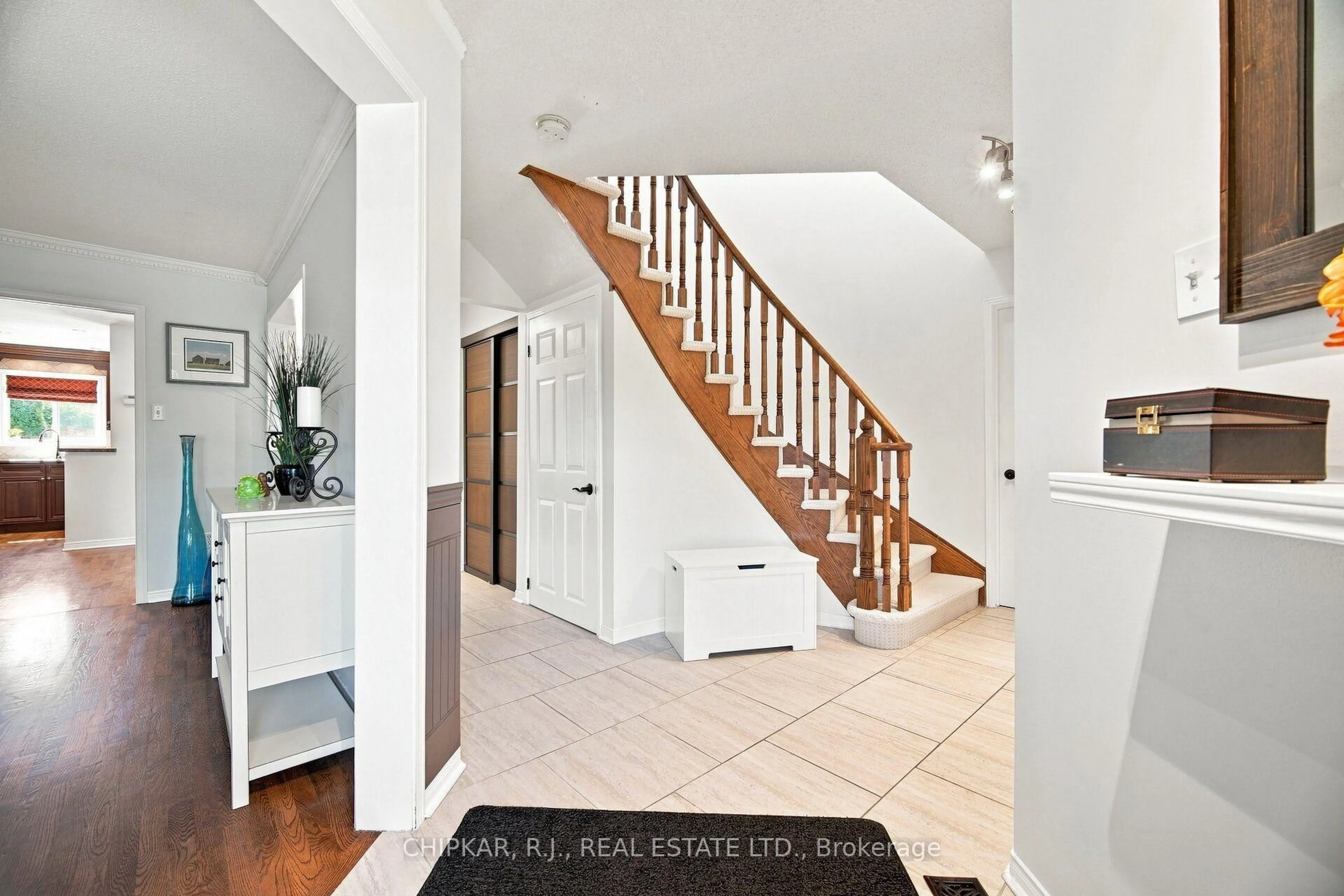 Indoor entryway for 41 Chester Cres, Halton Hills Ontario L7G 5W5