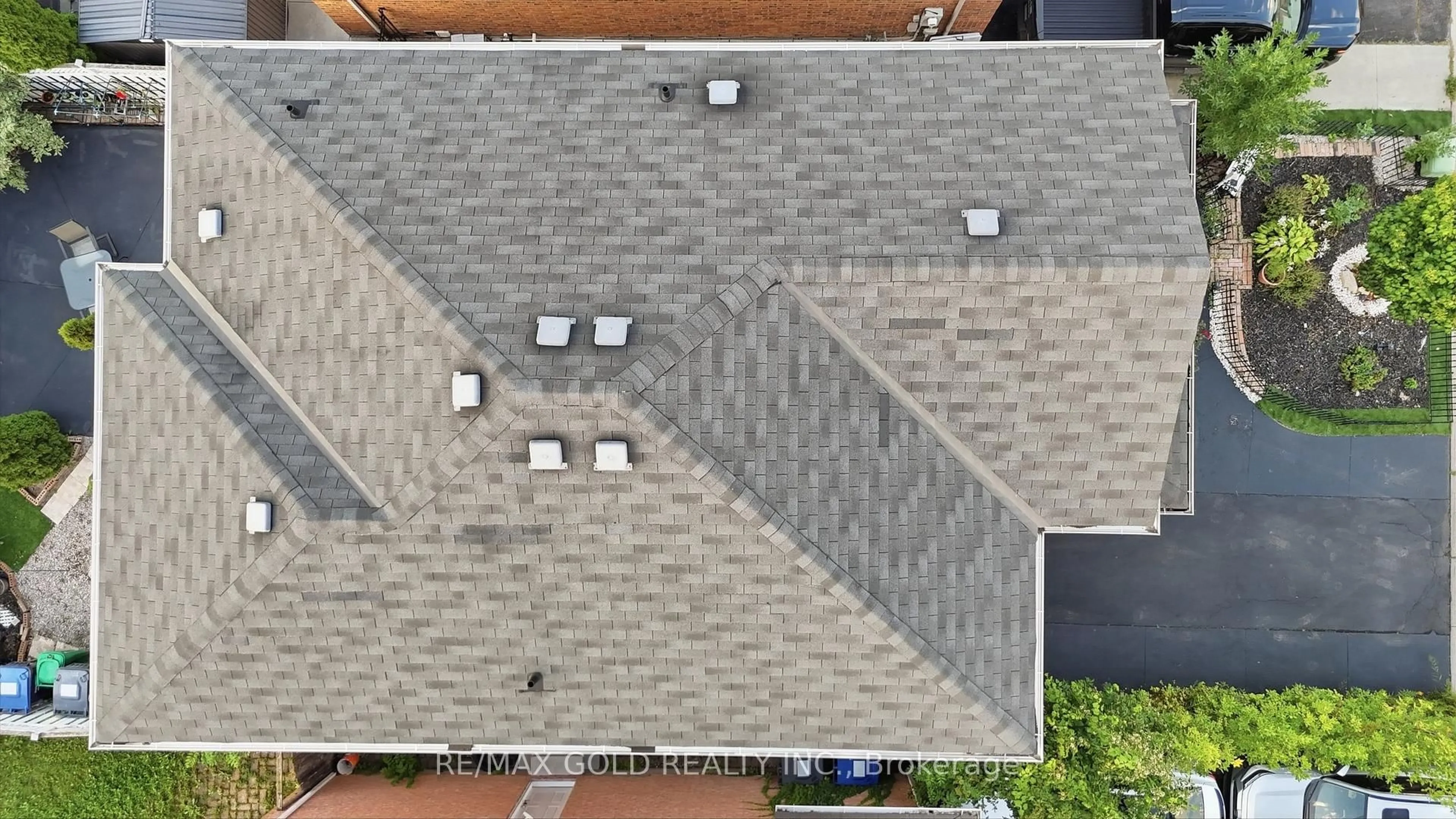 A pic from outside/outdoor area/front of a property/back of a property/a pic from drone, street for 30 Schooner Dr, Brampton Ontario L7A 3H3