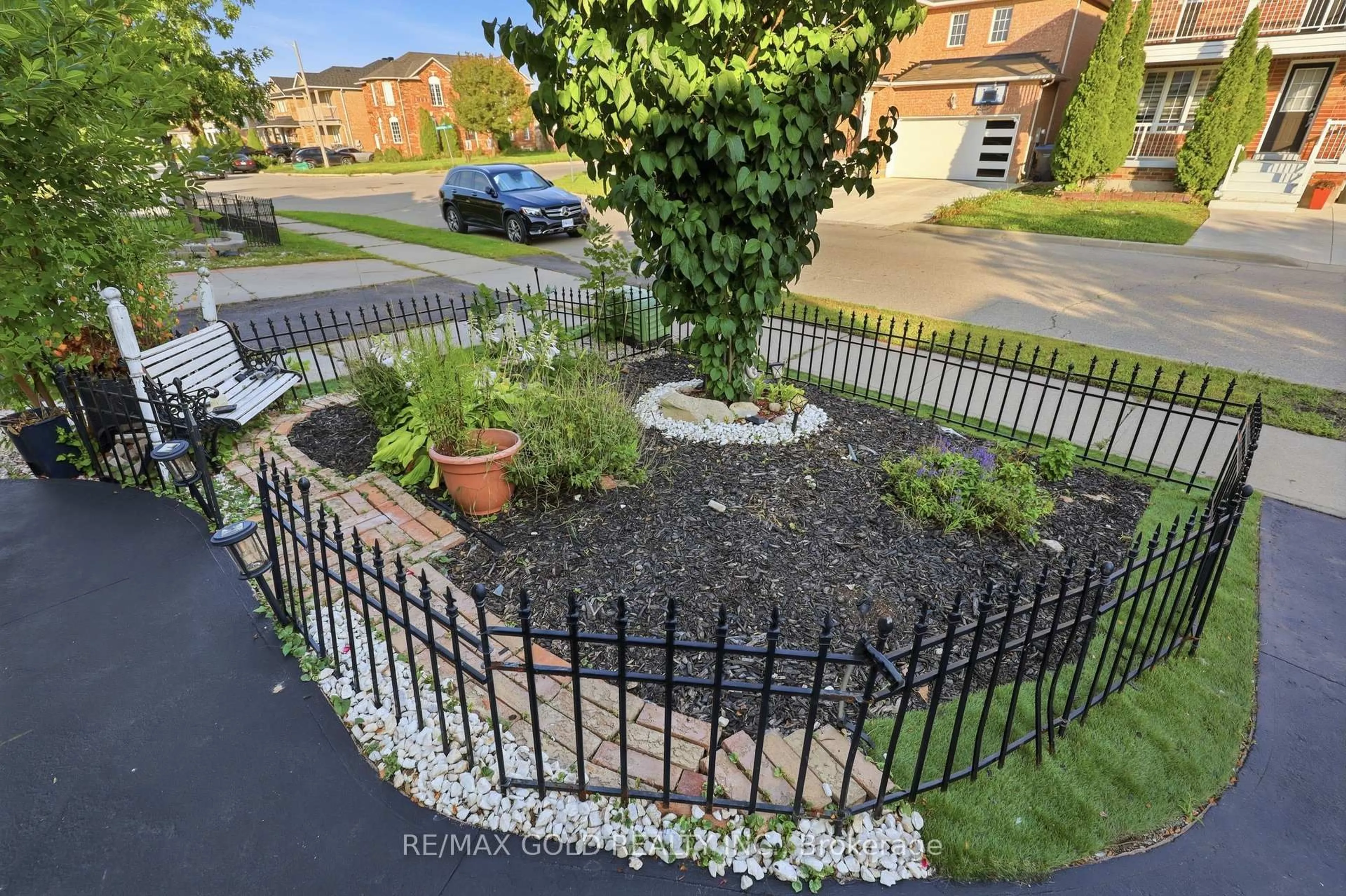 A pic from outside/outdoor area/front of a property/back of a property/a pic from drone, street for 30 Schooner Dr, Brampton Ontario L7A 3H3