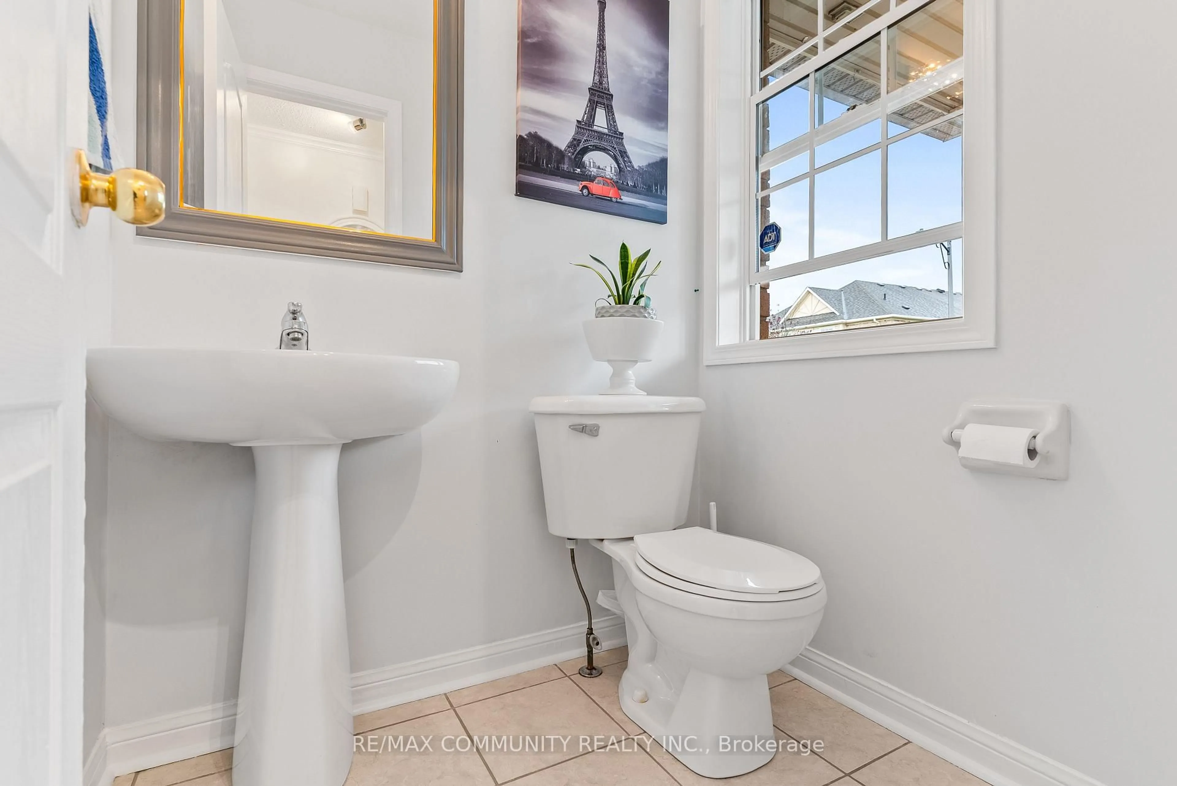 Standard bathroom, ceramic/tile floor for 504 Kearns Dr, Milton Ontario L9T 5J9