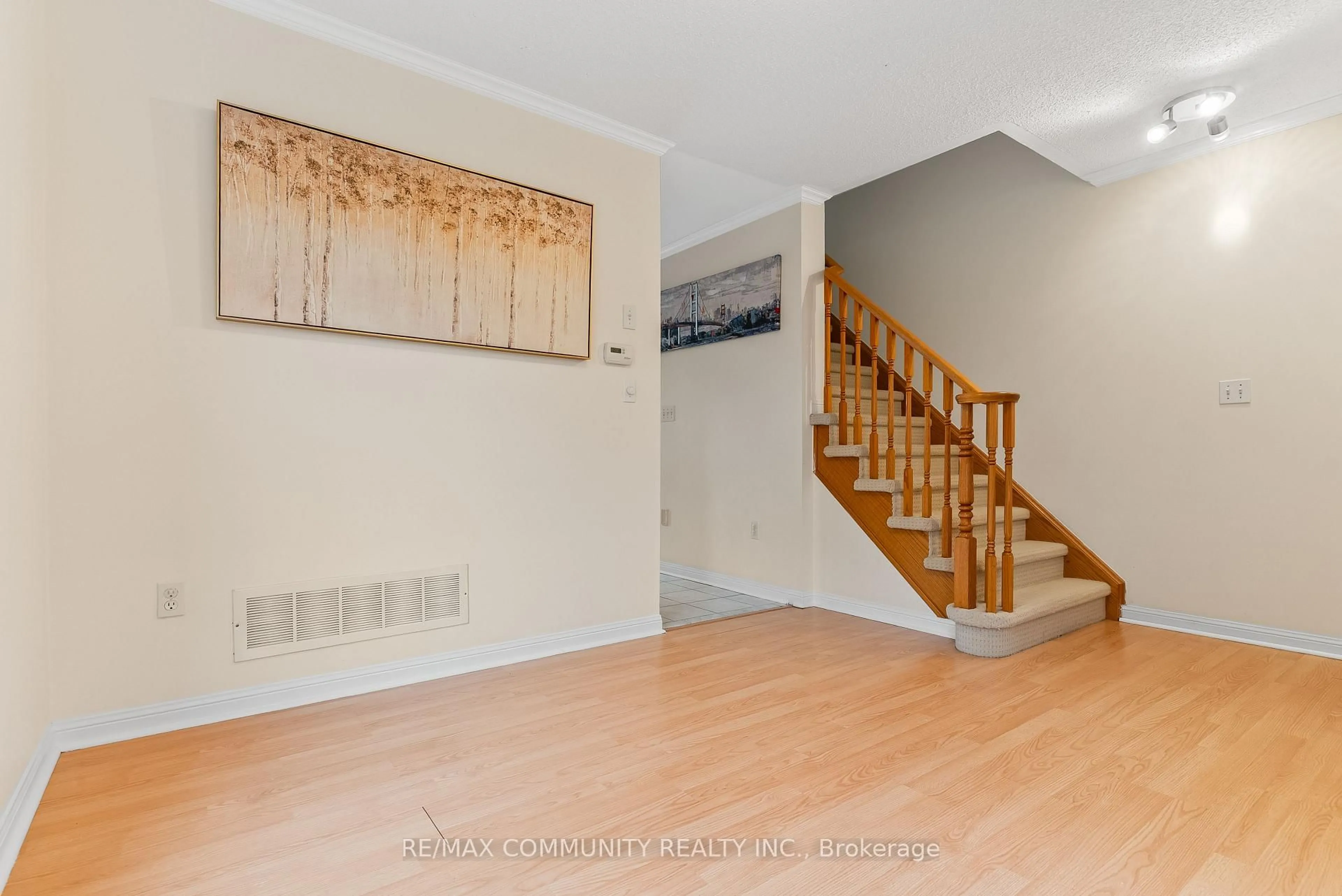 Indoor entryway for 504 Kearns Dr, Milton Ontario L9T 5J9