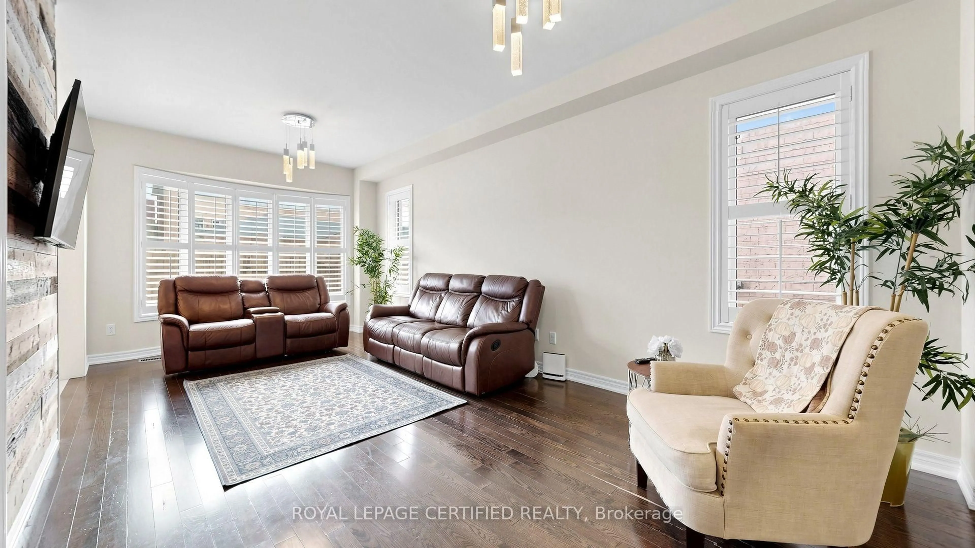 Living room with furniture, unknown for 5576 Meadowcrest Ave, Mississauga Ontario L5M 0V1