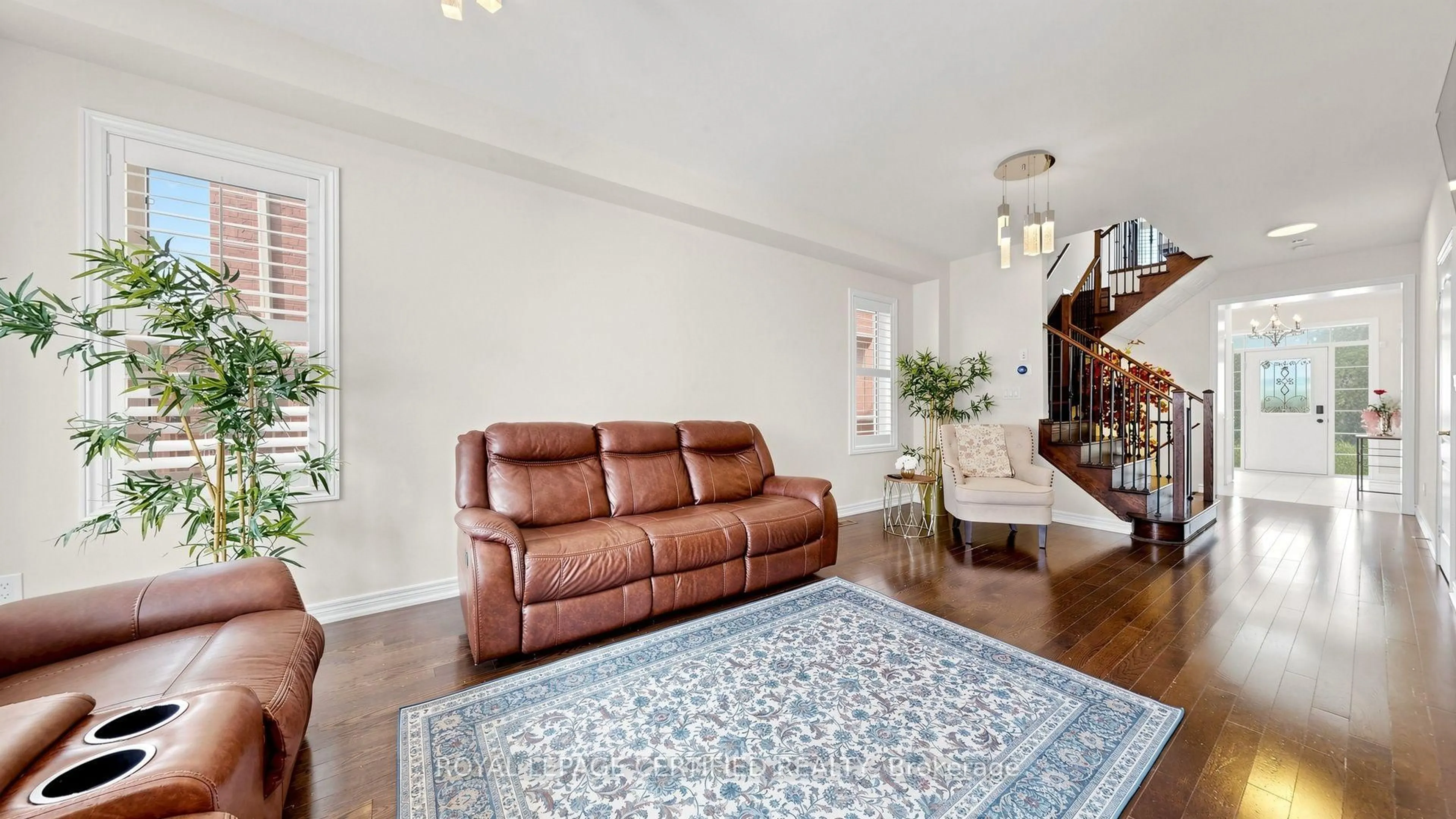 Living room with furniture, unknown for 5576 Meadowcrest Ave, Mississauga Ontario L5M 0V1