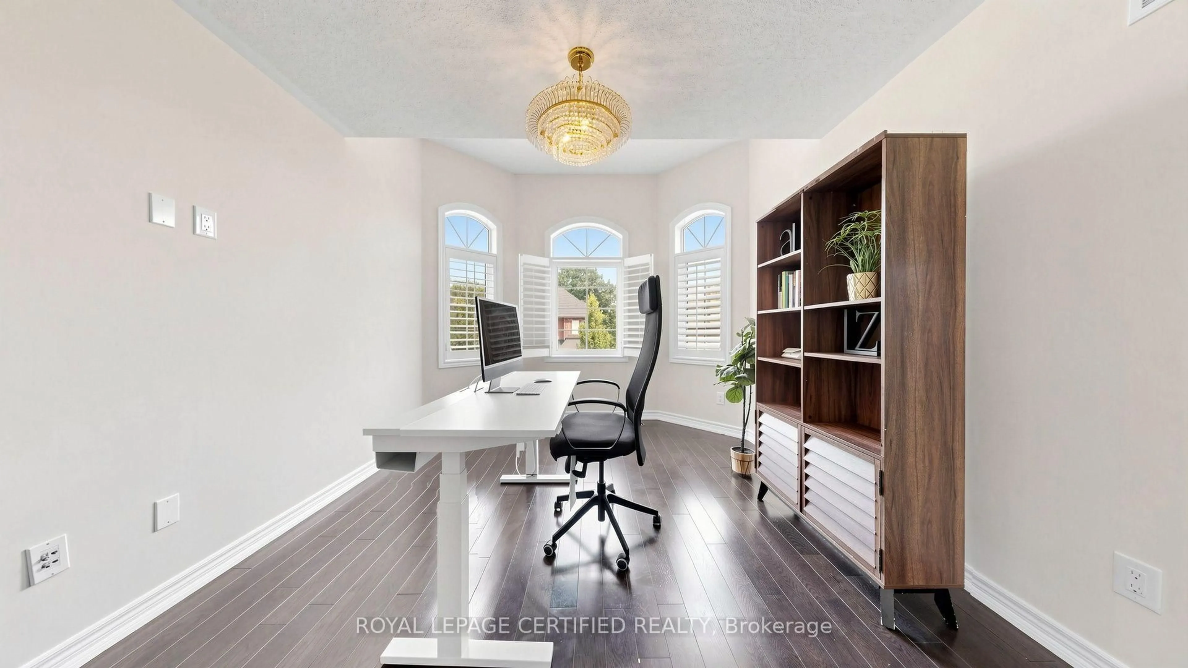 A pic of a room for 5576 Meadowcrest Ave, Mississauga Ontario L5M 0V1