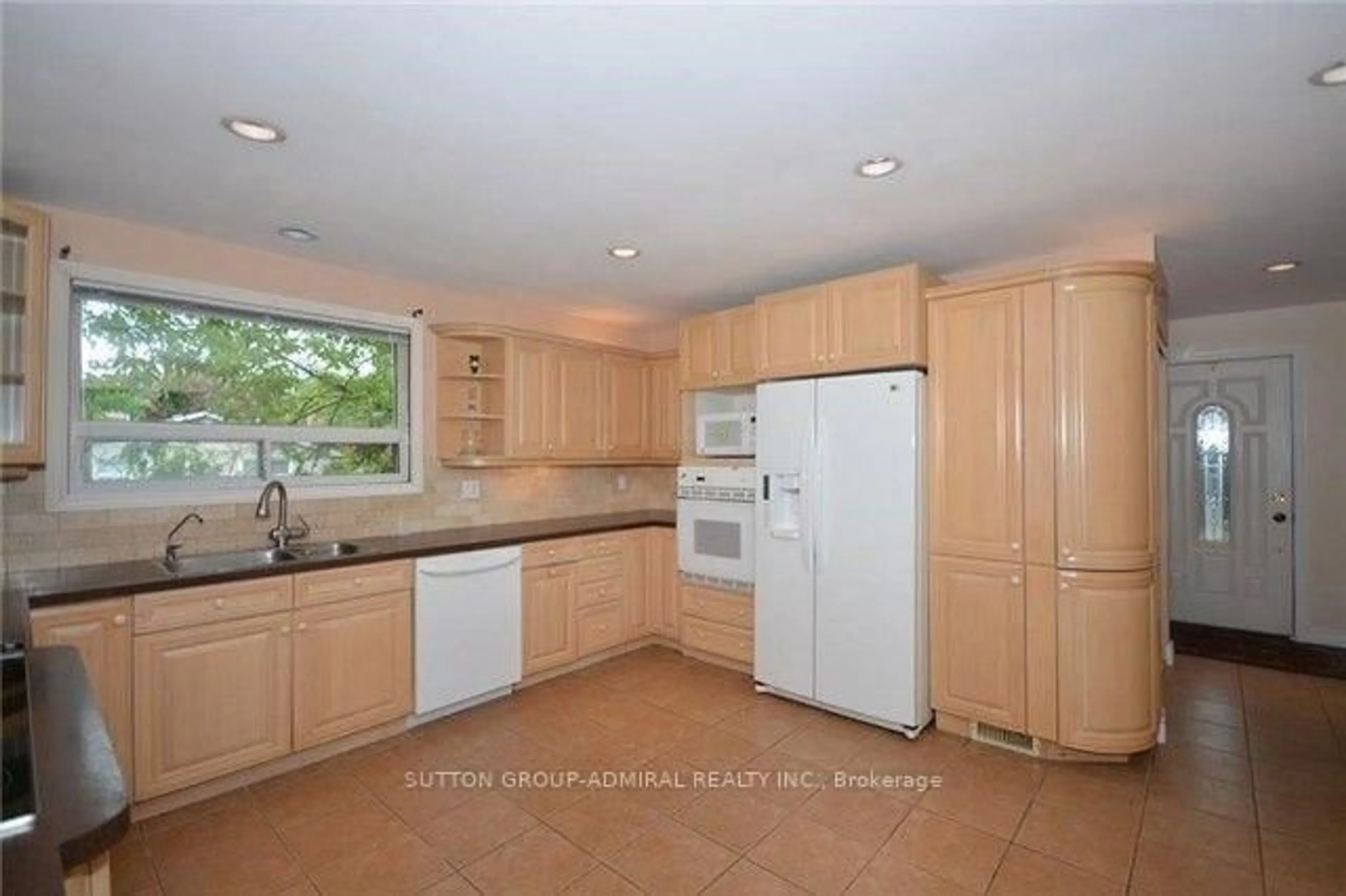 Standard kitchen, ceramic/tile floor for 94 Sackville St, Caledon Ontario L7E 1B8