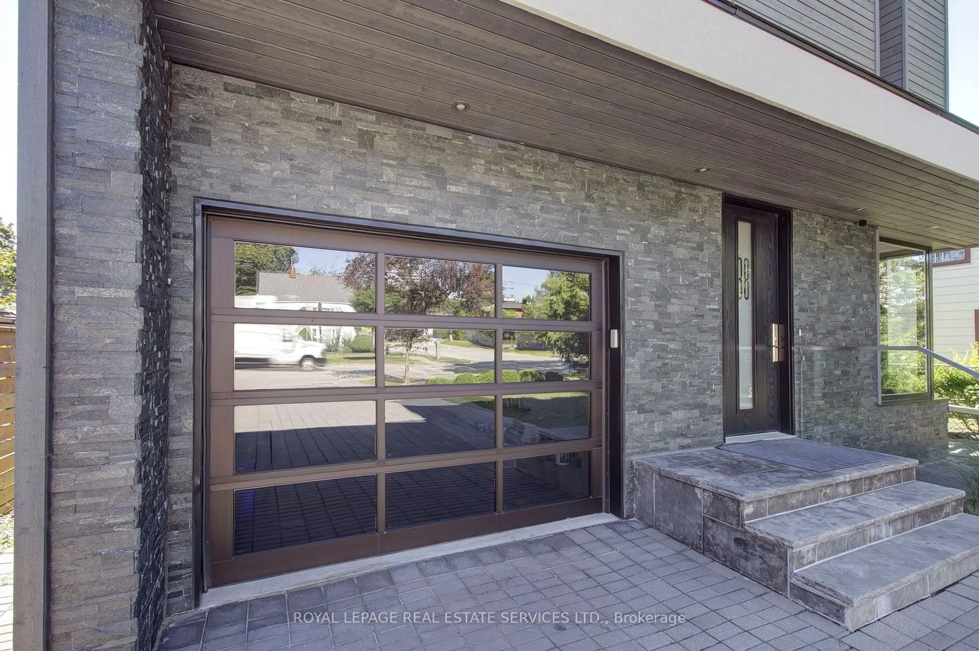 Indoor entryway for 38 Stewart St, Oakville Ontario L6K 1X5