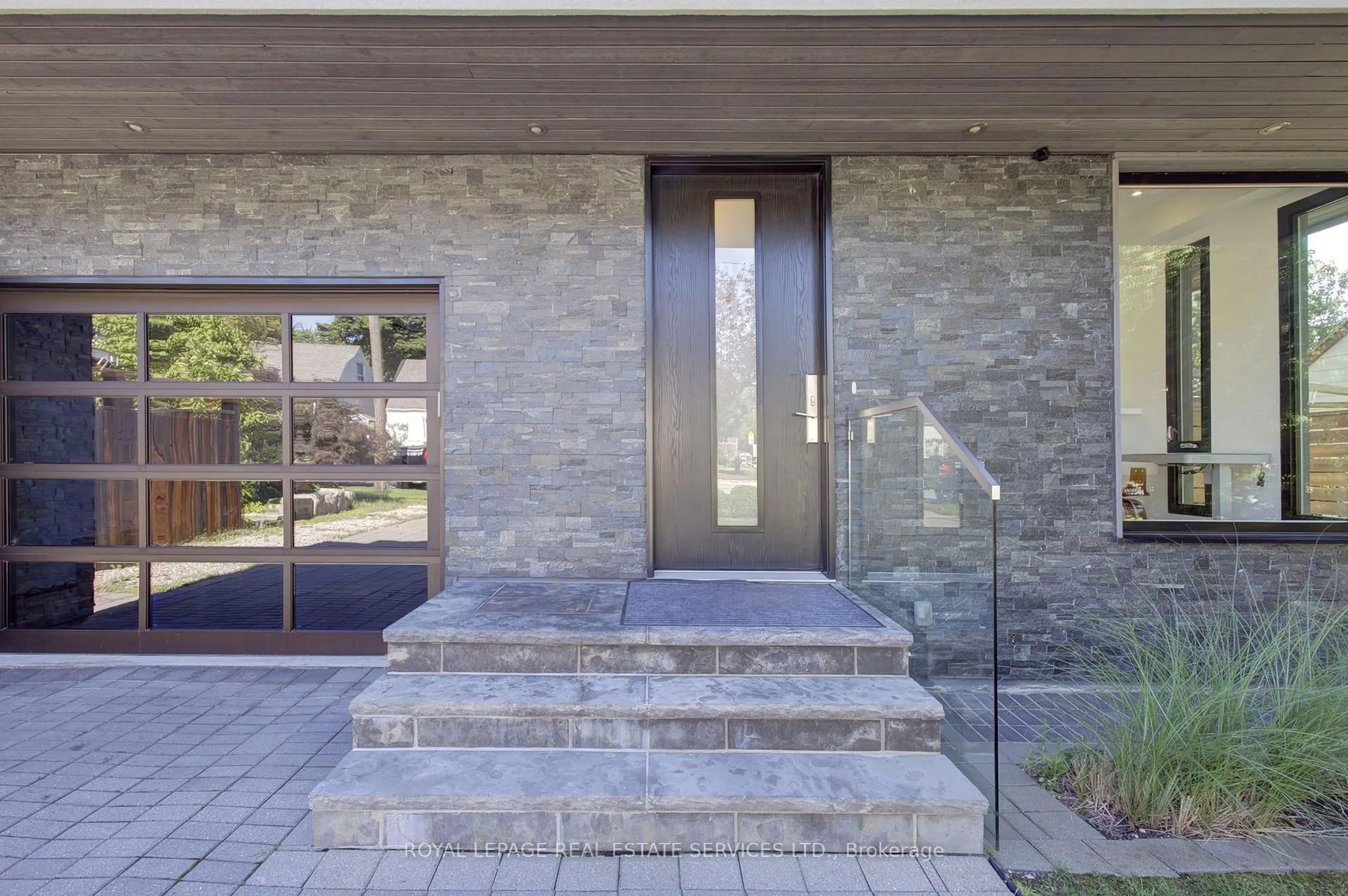 Indoor entryway for 38 Stewart St, Oakville Ontario L6K 1X5