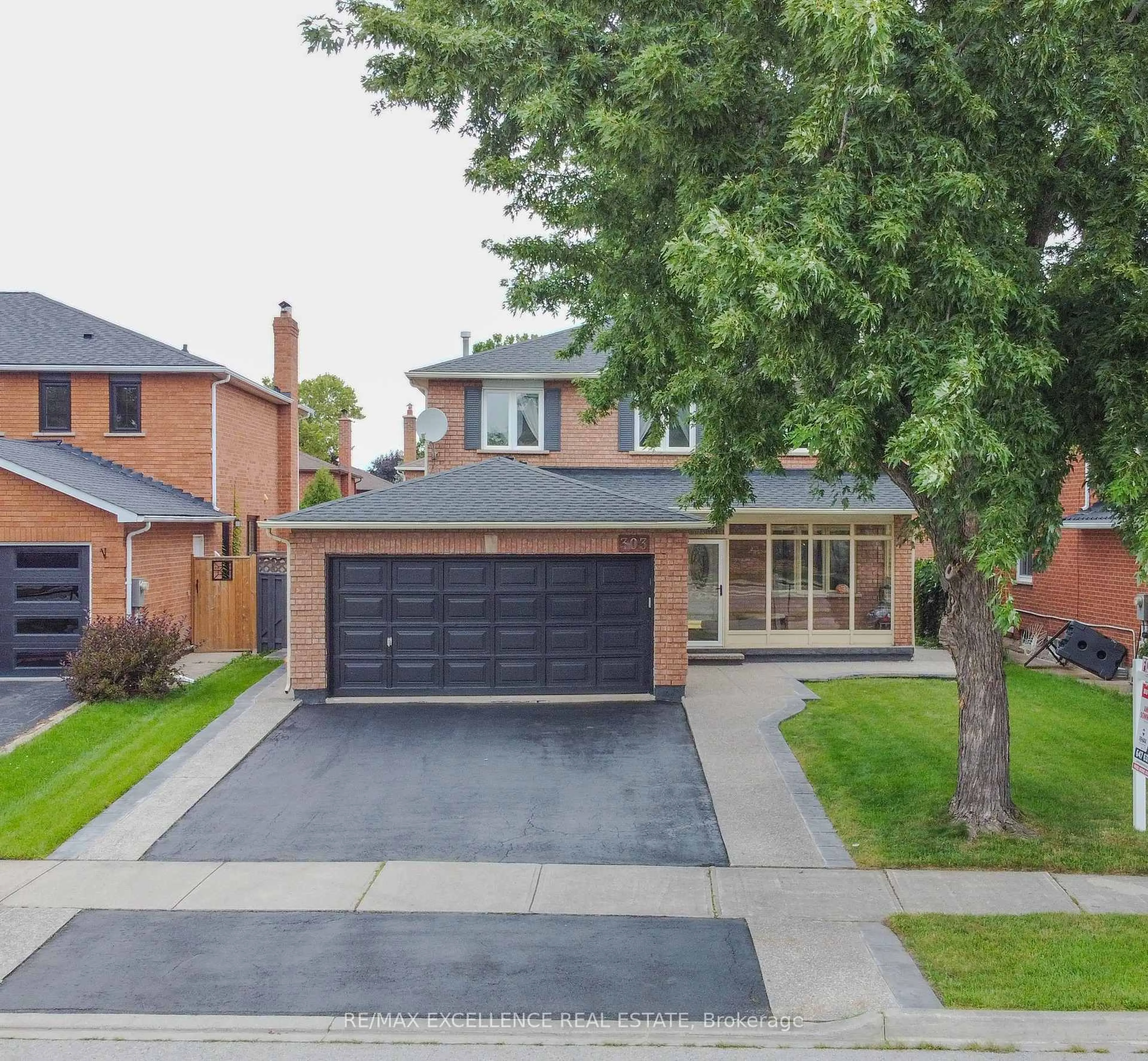 Home with brick exterior material, street for 303 Hickory Circ, Oakville Ontario L6H 4V3
