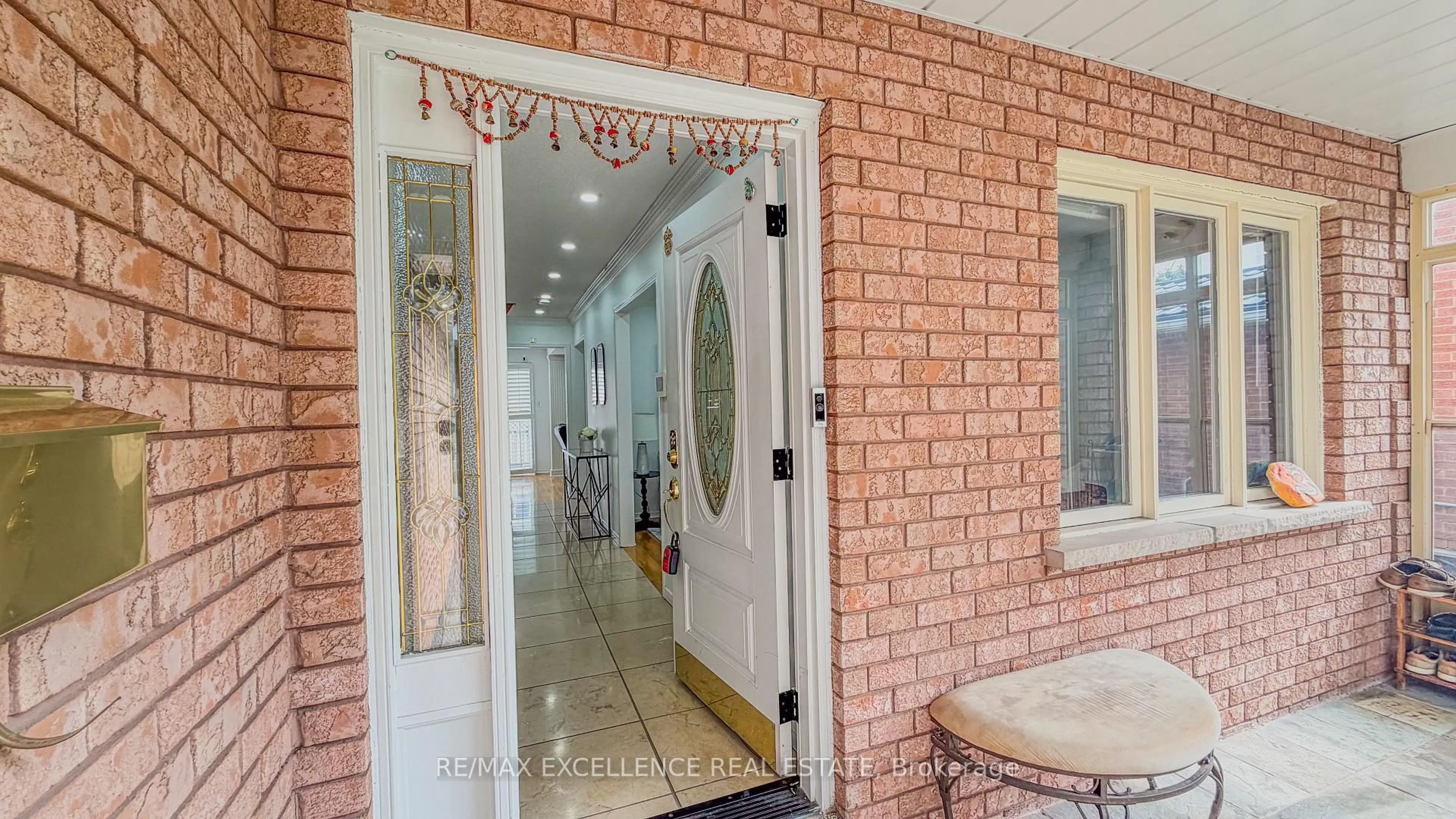 Indoor foyer for 303 Hickory Circ, Oakville Ontario L6H 4V3