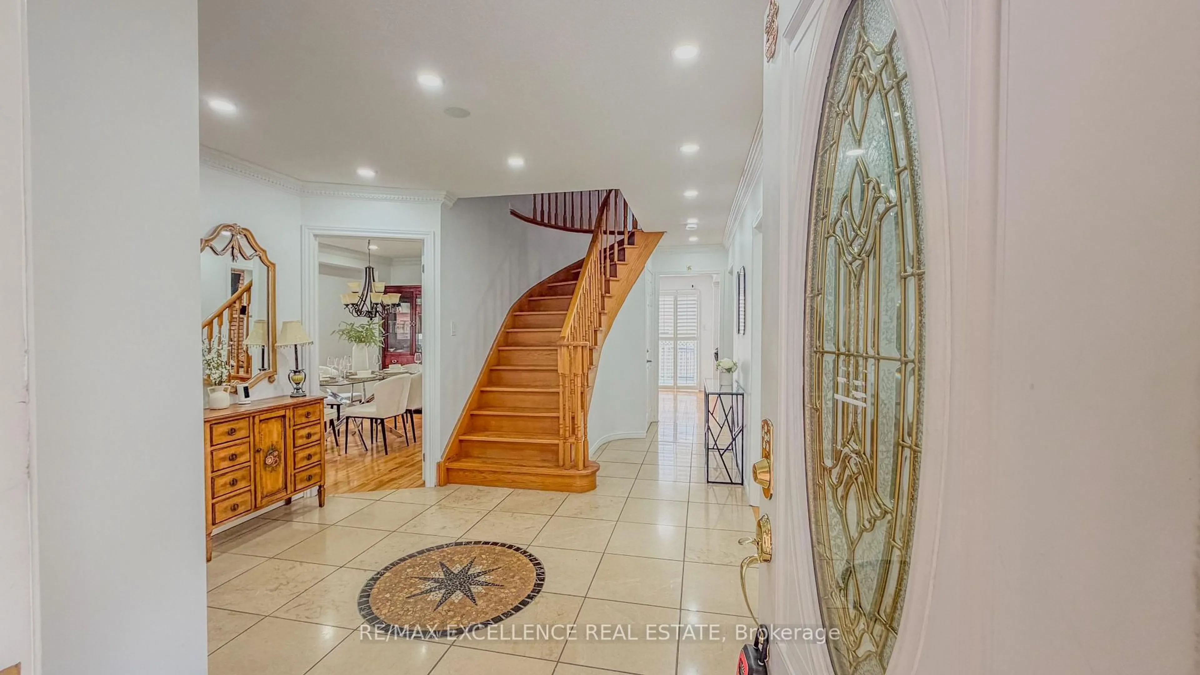 Indoor foyer for 303 Hickory Circ, Oakville Ontario L6H 4V3