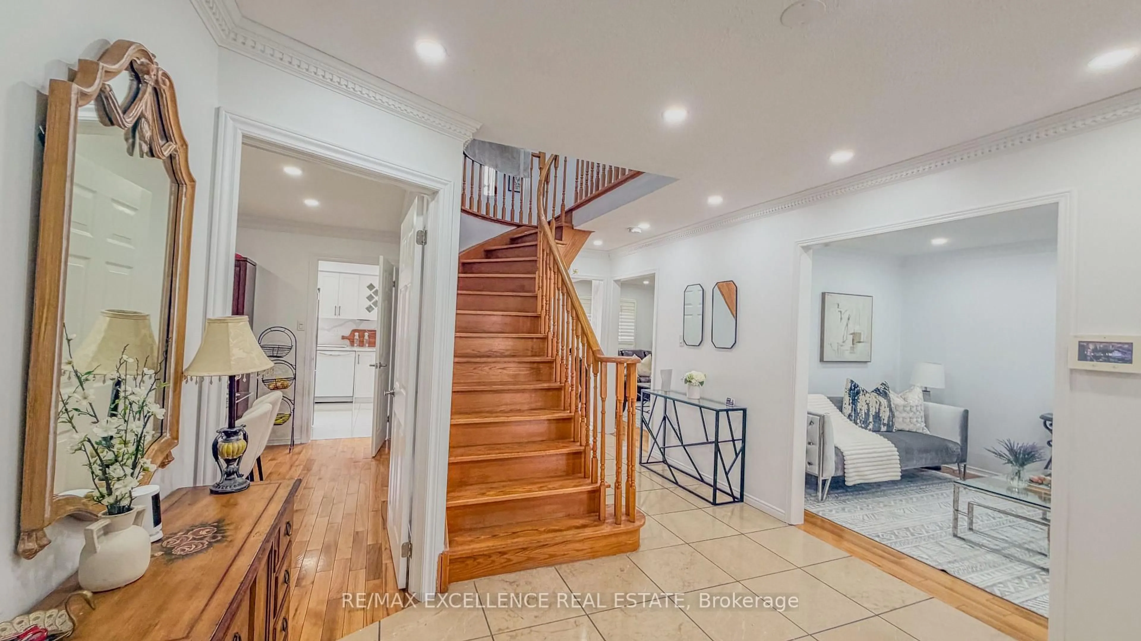 Indoor foyer for 303 Hickory Circ, Oakville Ontario L6H 4V3