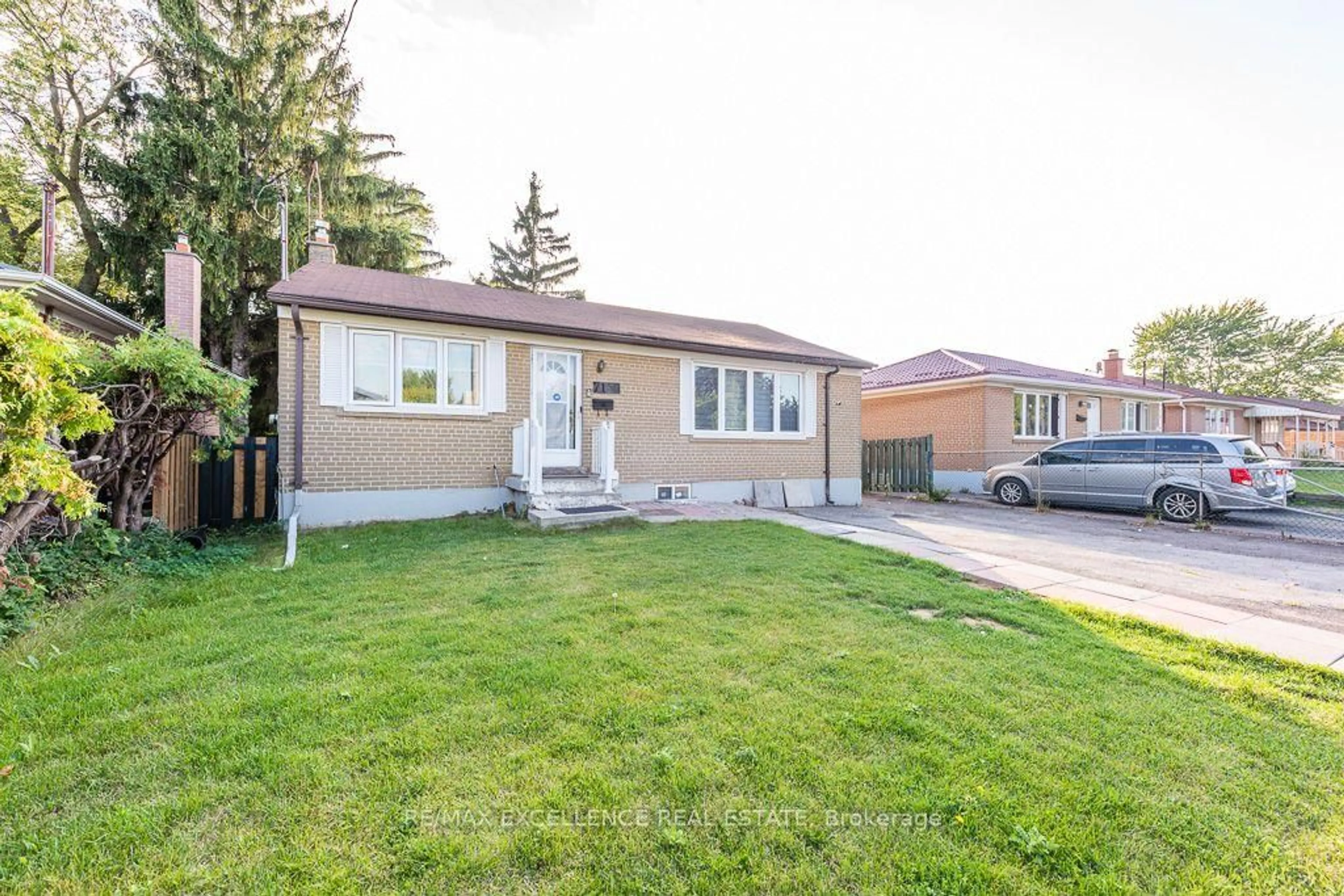 Home with vinyl exterior material, street for 7150 Minotola Ave, Mississauga Ontario L4T 2T1