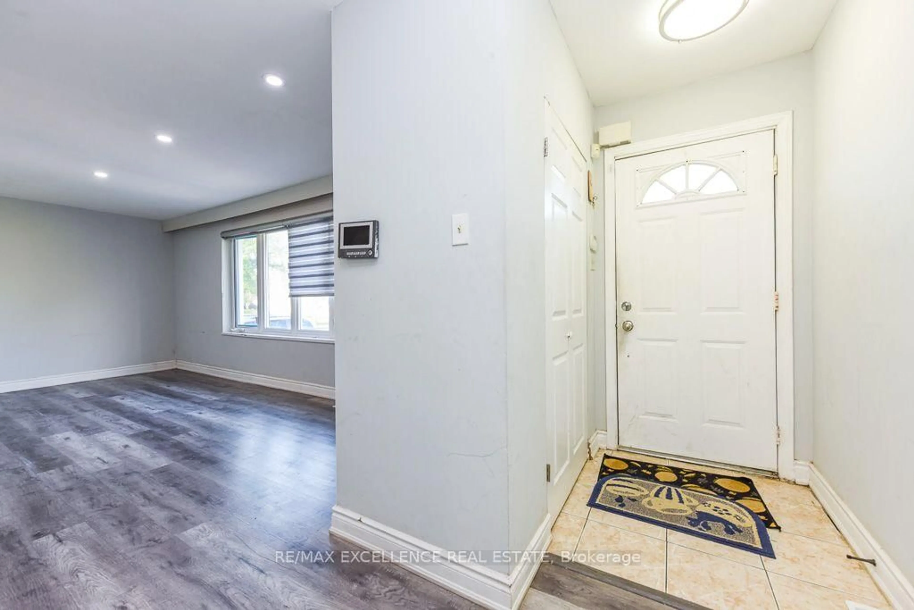Indoor entryway for 7150 Minotola Ave, Mississauga Ontario L4T 2T1
