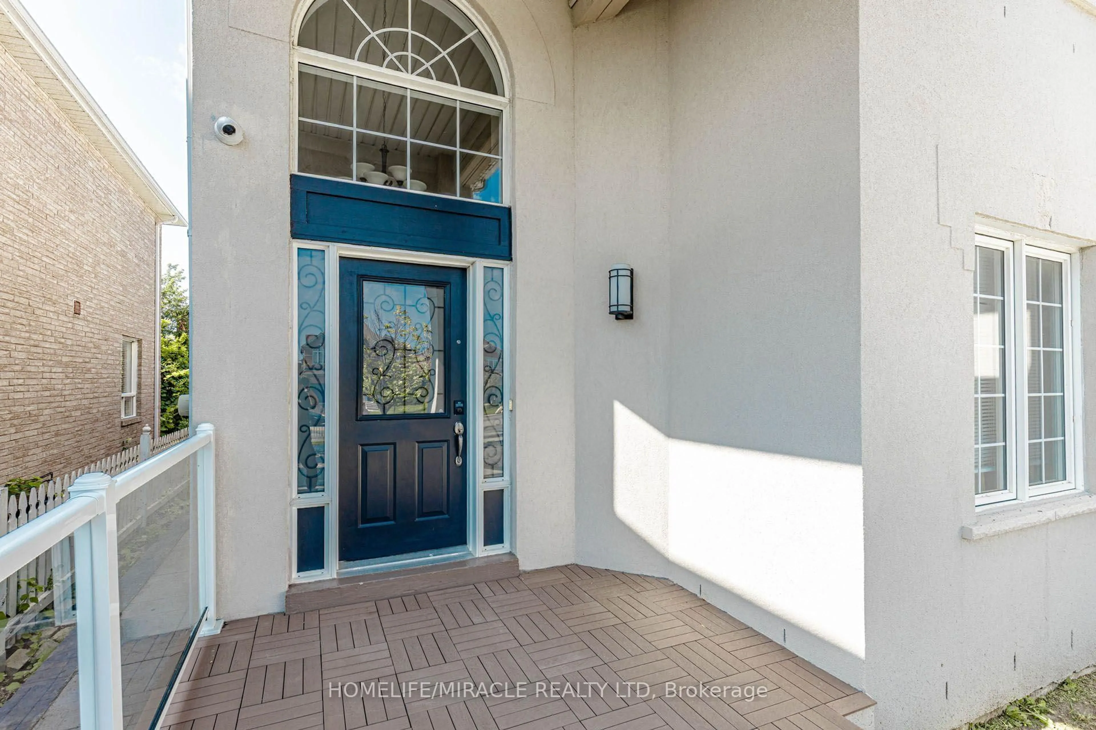 Indoor entryway for 955 Bristol Rd, Mississauga Ontario L5V 2N9