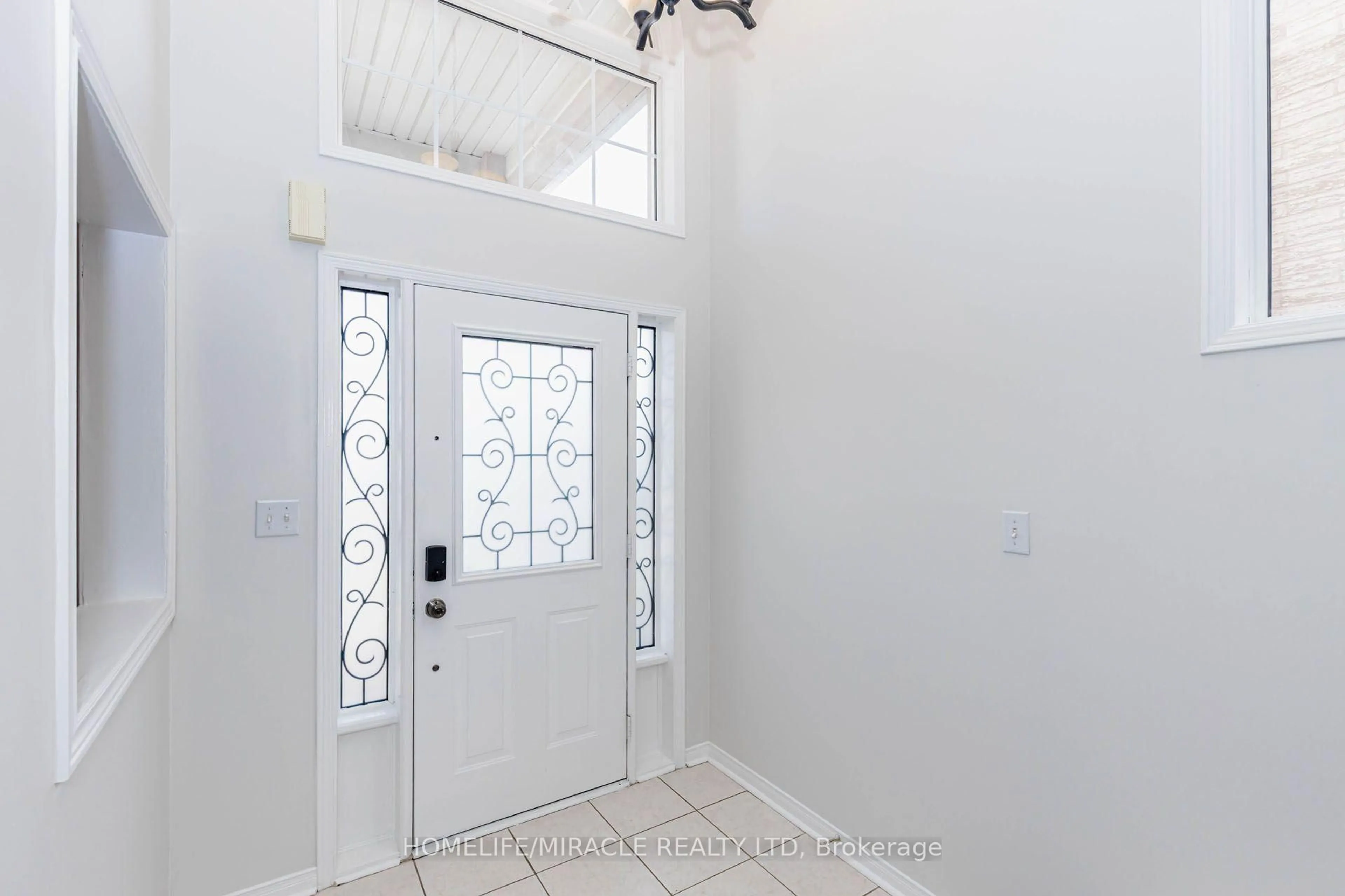 Indoor entryway for 955 Bristol Rd, Mississauga Ontario L5V 2N9