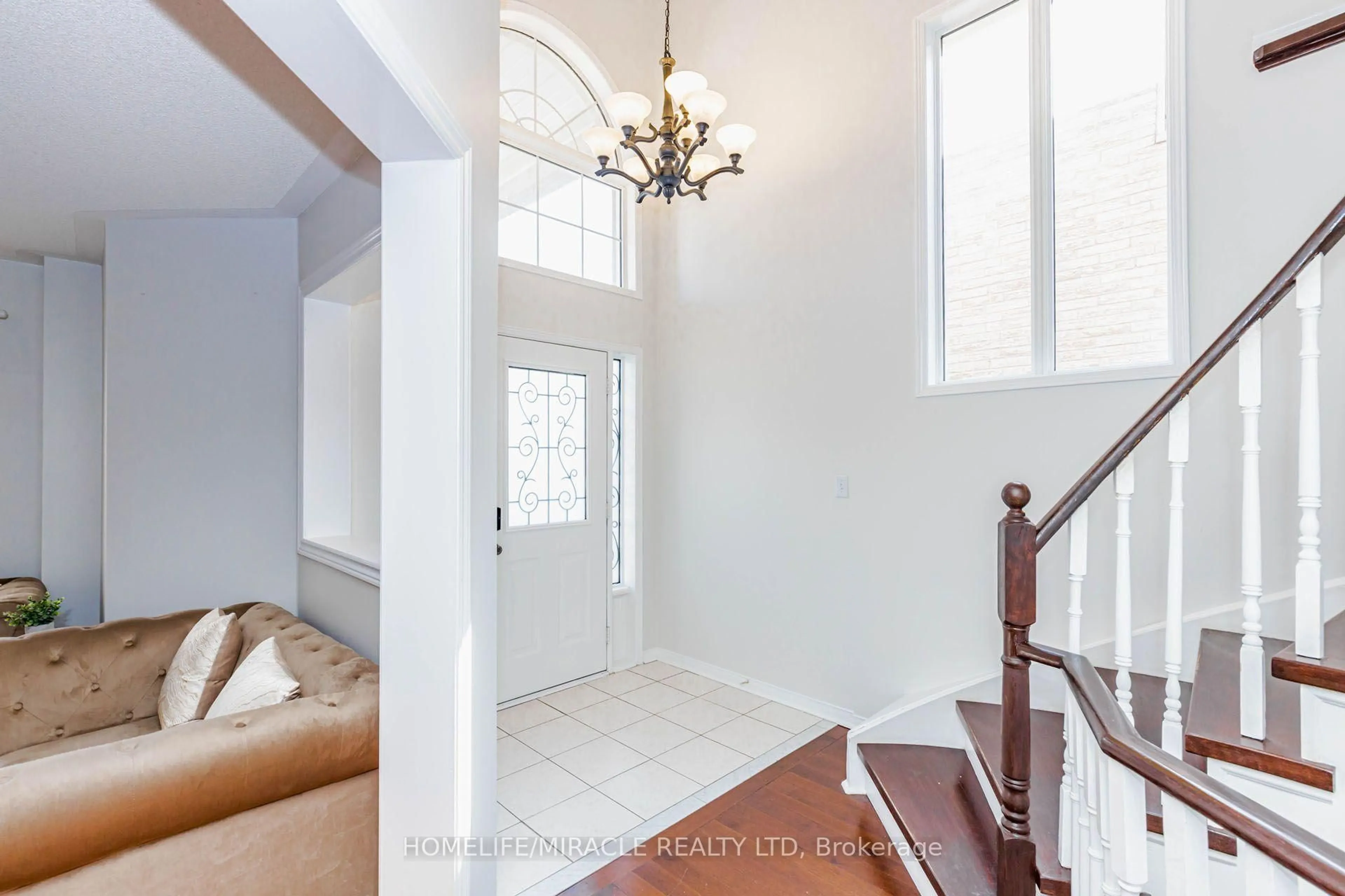 Indoor entryway for 955 Bristol Rd, Mississauga Ontario L5V 2N9