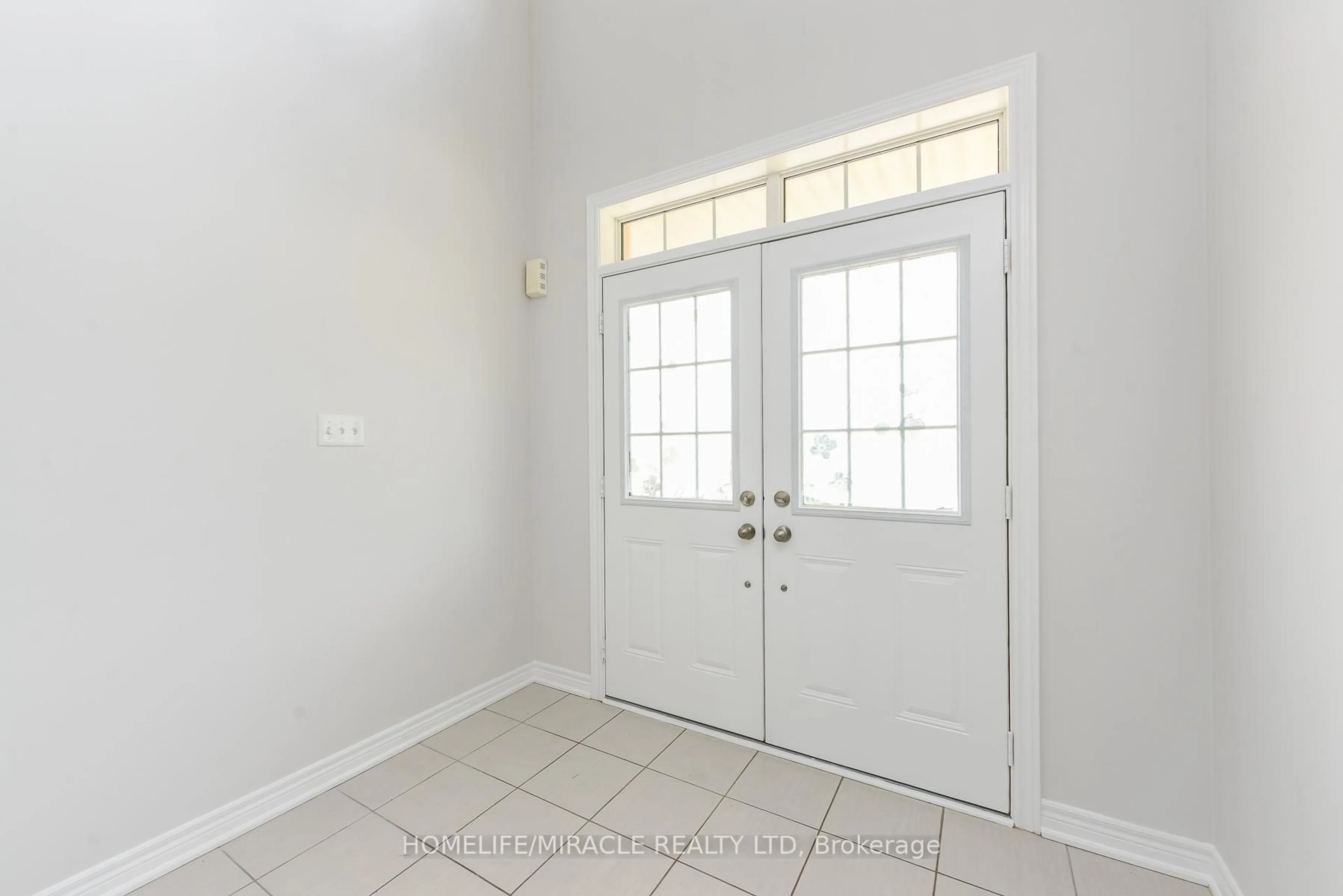 Indoor entryway for 10 Danfield Crt, Brampton Ontario L6Y 2X9