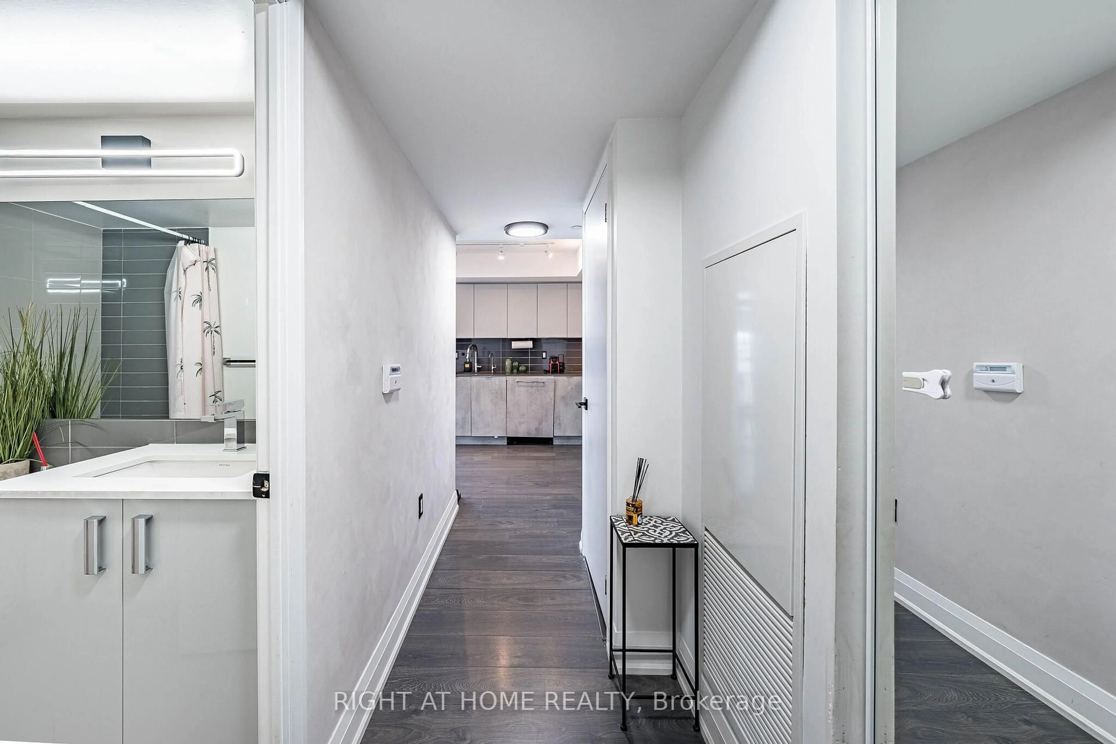 Indoor entryway for 30 gibbs Rd #1309, Toronto Ontario M9B 0E4