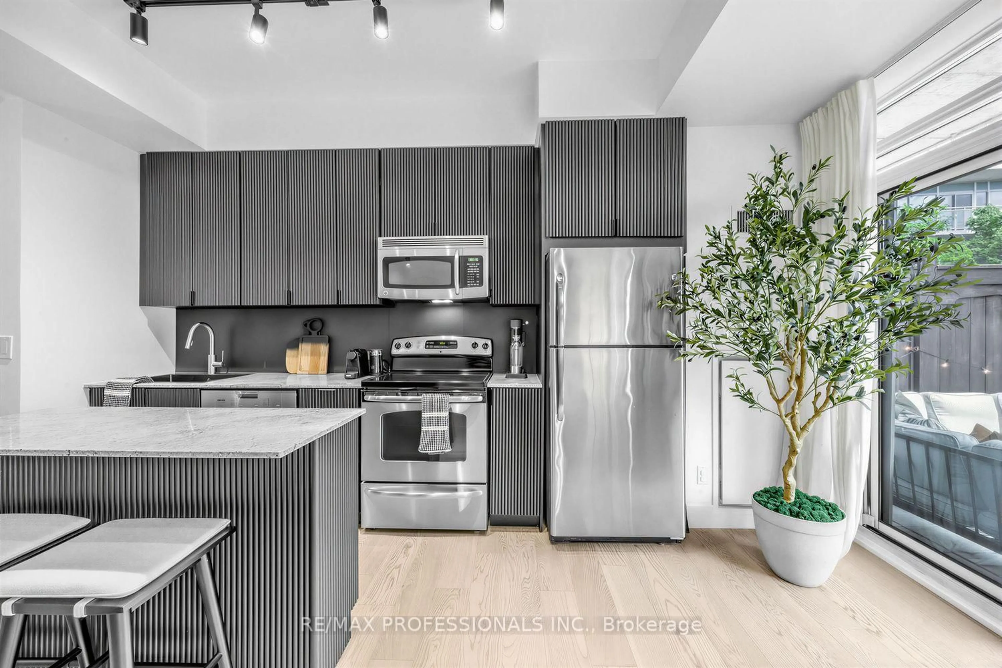 Open concept kitchen, unknown for 155 Legion Rd #402, Toronto Ontario M8Y 0A7