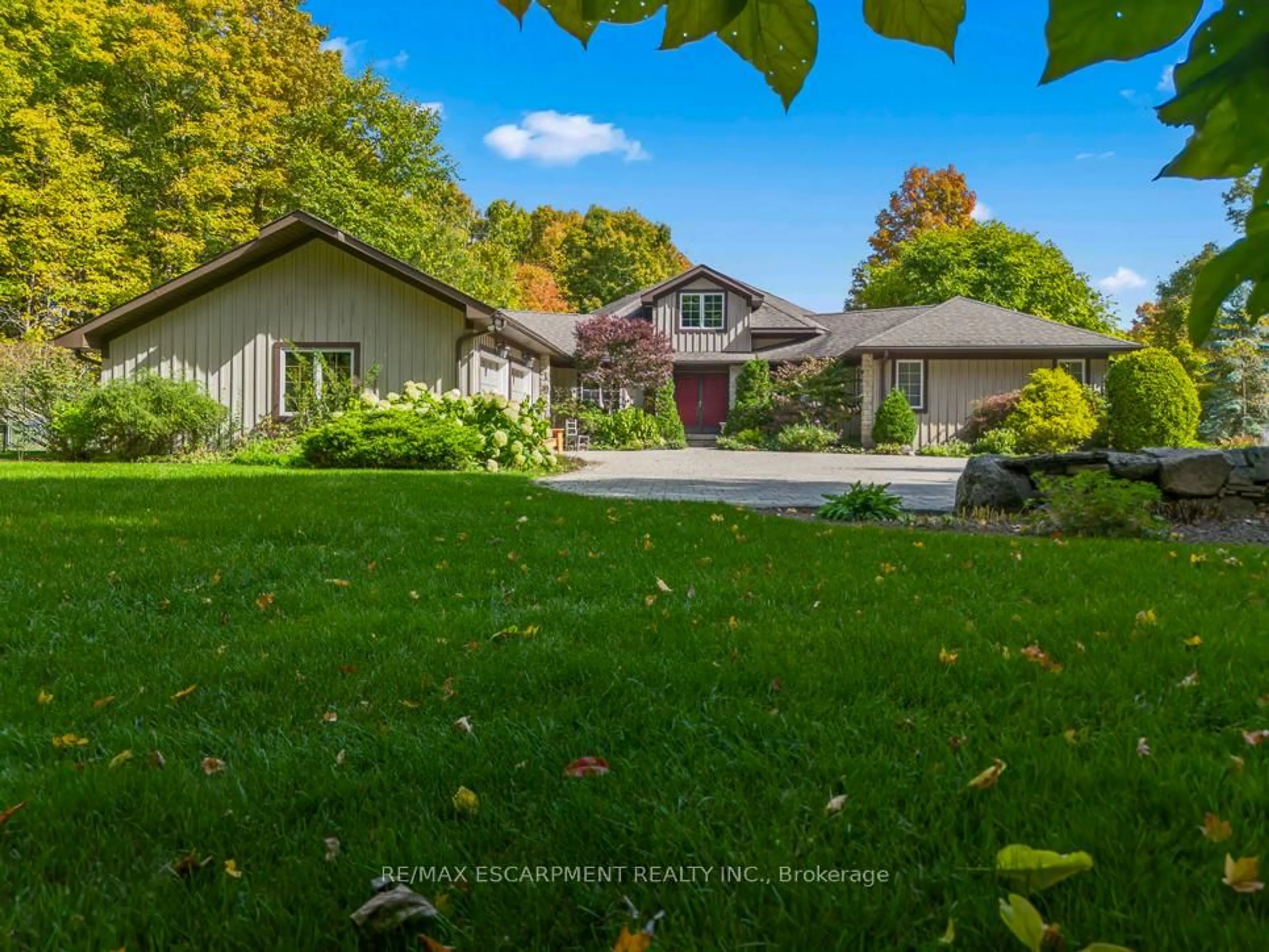 A pic from outside/outdoor area/front of a property/back of a property/a pic from drone, unknown for 22 Southridge Tr, Caledon Ontario L7K 0B3