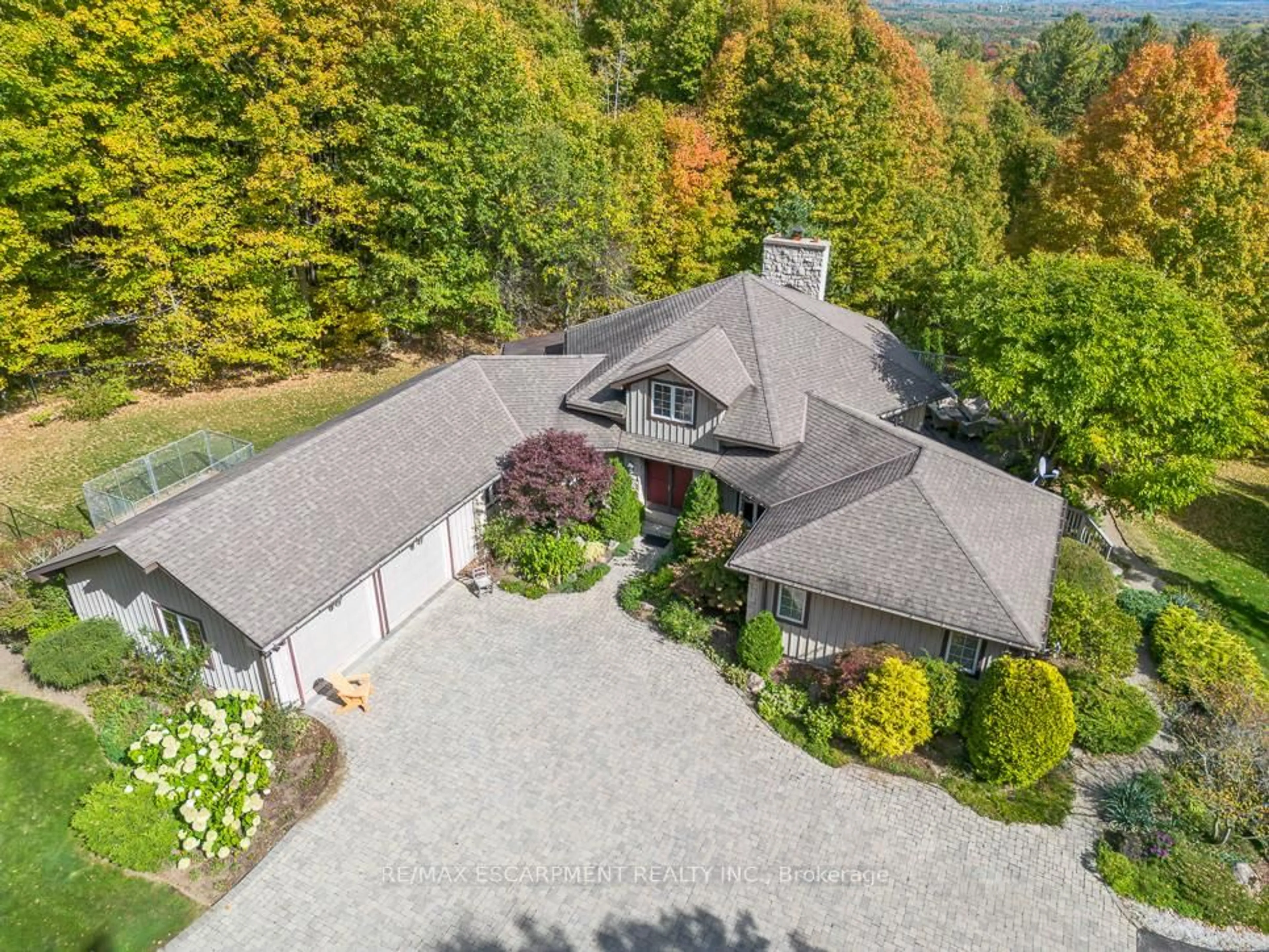 A pic from outside/outdoor area/front of a property/back of a property/a pic from drone, unknown for 22 Southridge Tr, Caledon Ontario L7K 0B3
