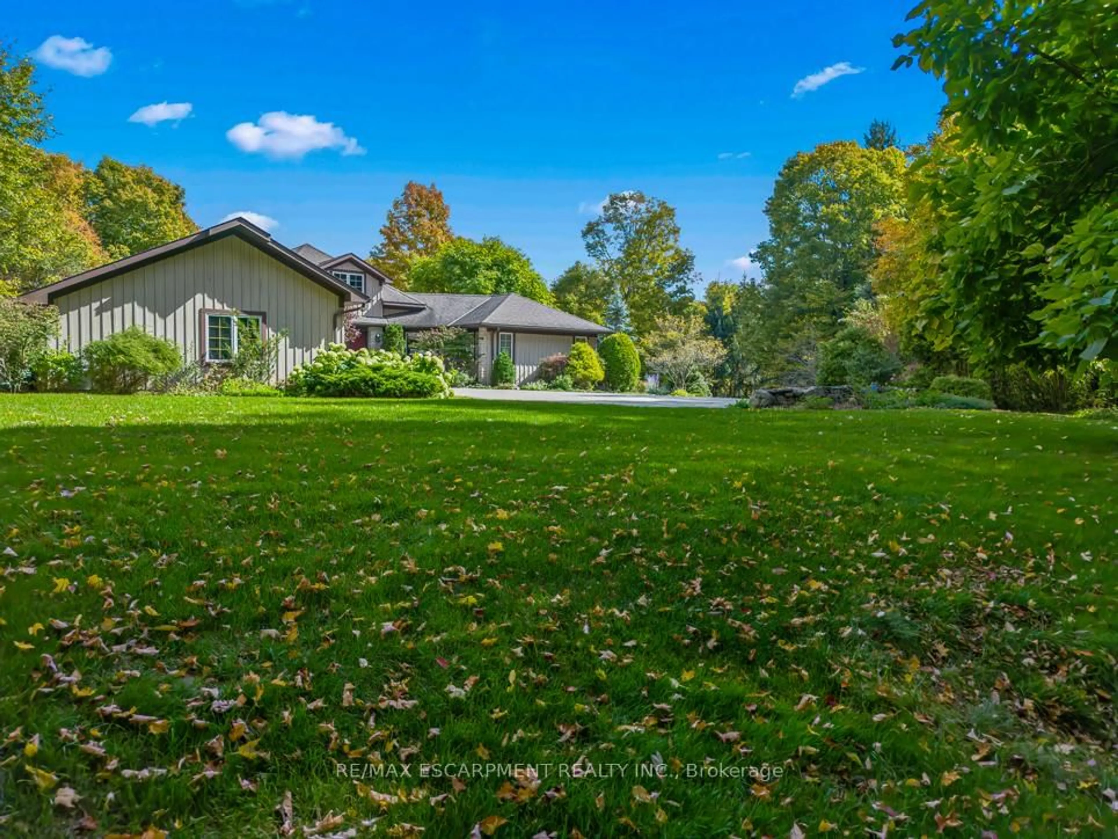 A pic from outside/outdoor area/front of a property/back of a property/a pic from drone, unknown for 22 Southridge Tr, Caledon Ontario L7K 0B3