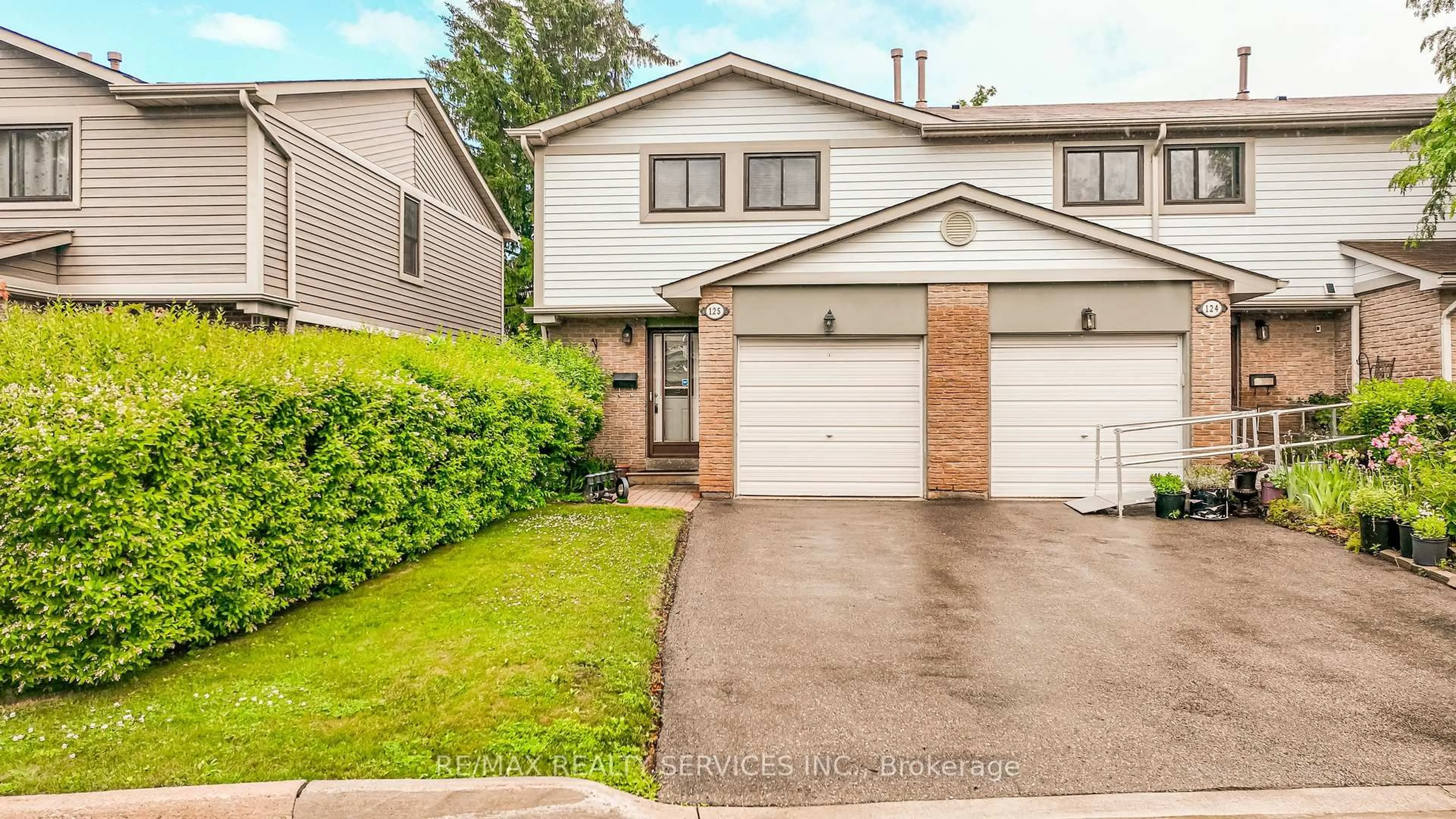 Home with vinyl exterior material, street for 125 Ashton Cres #125, Brampton Ontario L6S 3J9