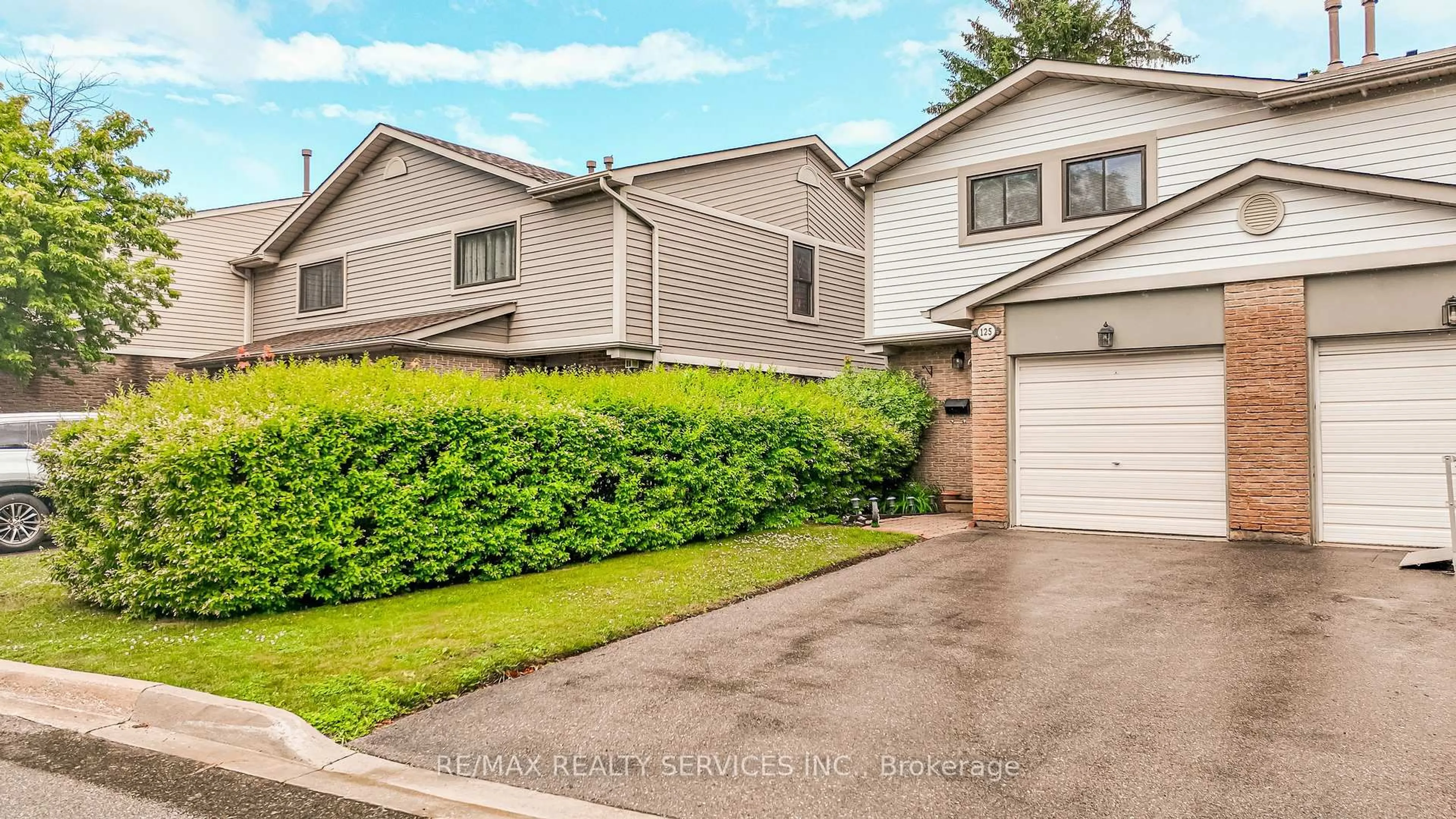 A pic from outside/outdoor area/front of a property/back of a property/a pic from drone, street for 125 Ashton Cres #125, Brampton Ontario L6S 3J9