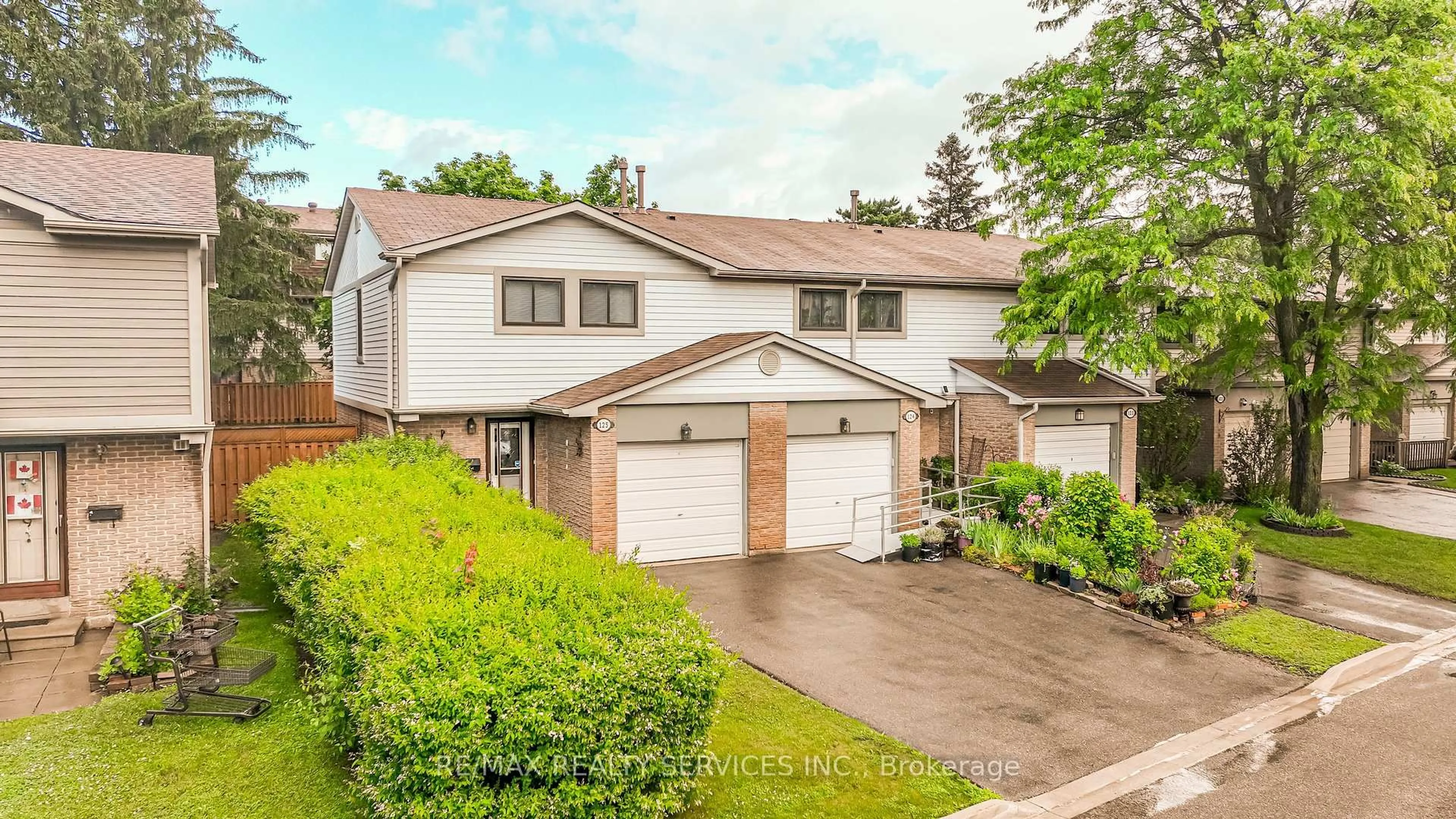 A pic from outside/outdoor area/front of a property/back of a property/a pic from drone, street for 125 Ashton Cres #125, Brampton Ontario L6S 3J9