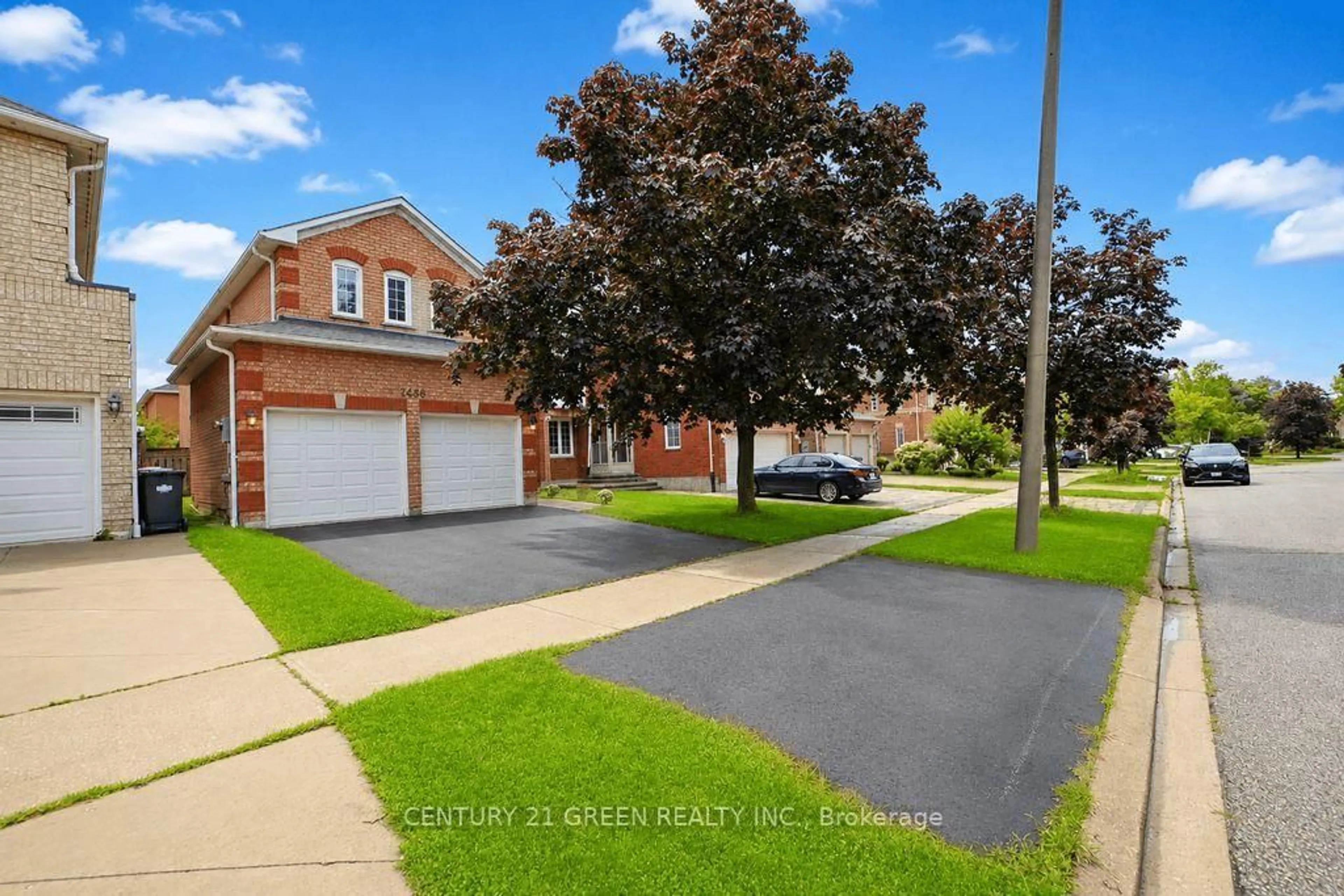 A pic from outside/outdoor area/front of a property/back of a property/a pic from drone, street for 1446 Grossi St, Mississauga Ontario L5V 1T8