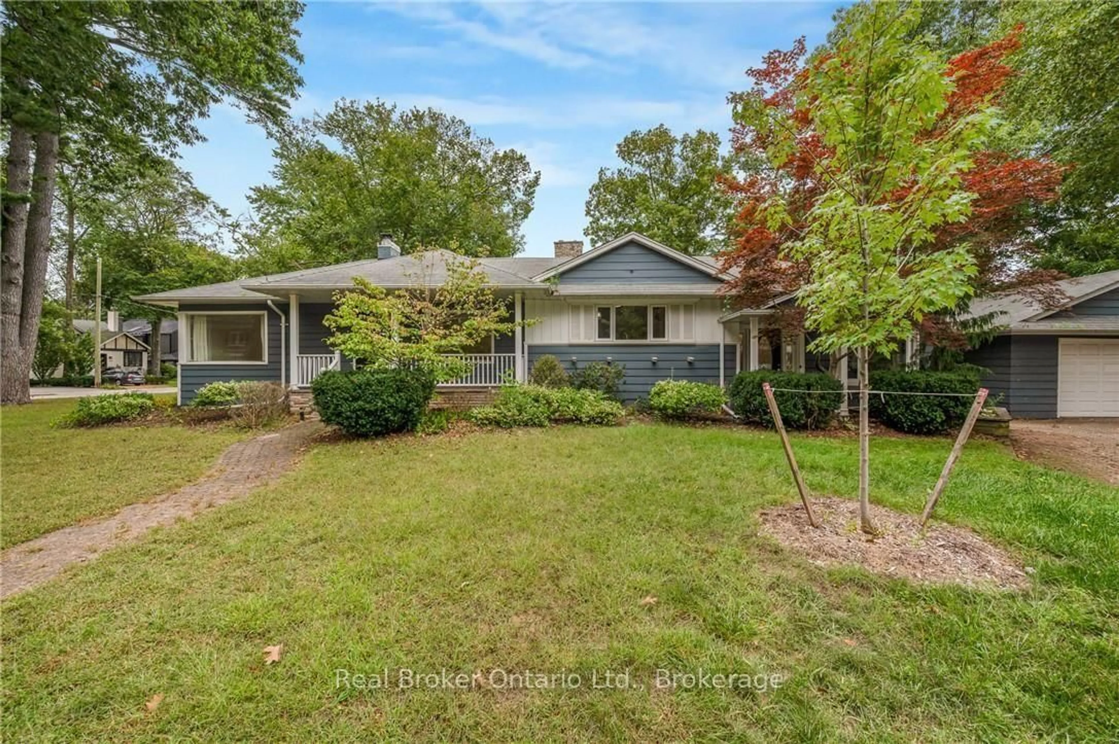 A pic from outside/outdoor area/front of a property/back of a property/a pic from drone, street for 374 Spruce St, Oakville Ontario L6J 2H3