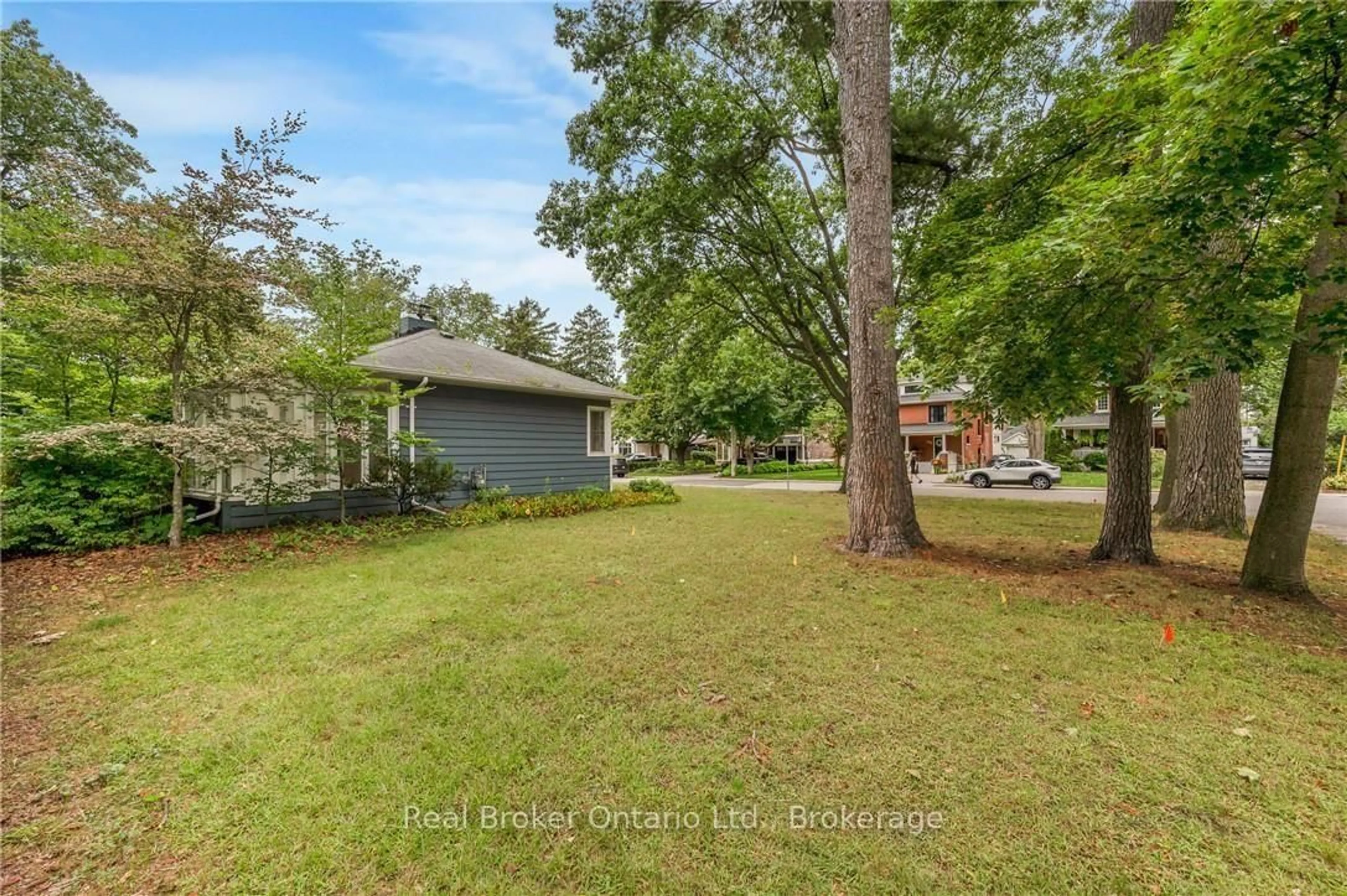 A pic from outside/outdoor area/front of a property/back of a property/a pic from drone, unknown for 374 Spruce St, Oakville Ontario L6J 2H3