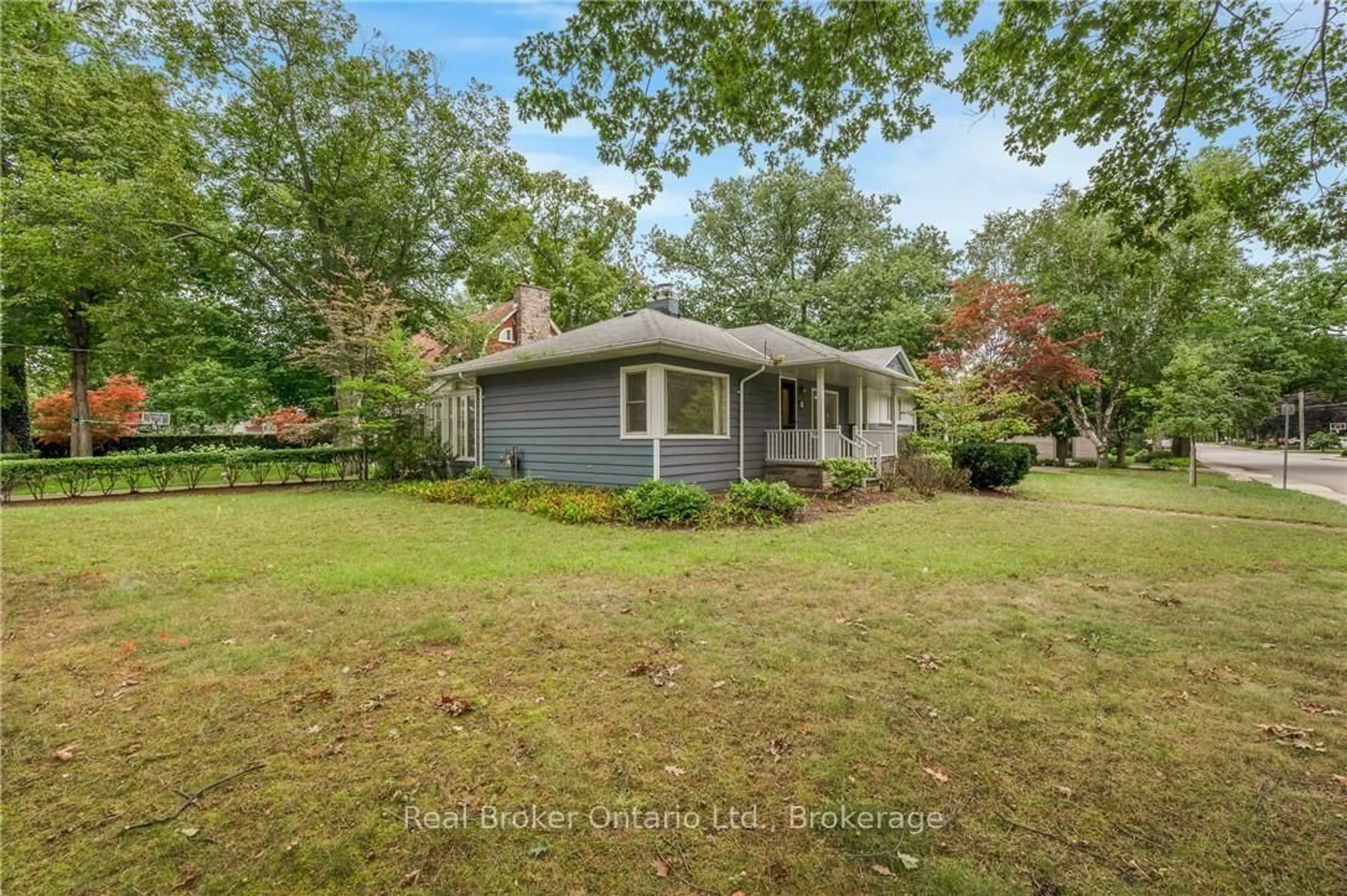 A pic from outside/outdoor area/front of a property/back of a property/a pic from drone, unknown for 374 Spruce St, Oakville Ontario L6J 2H3