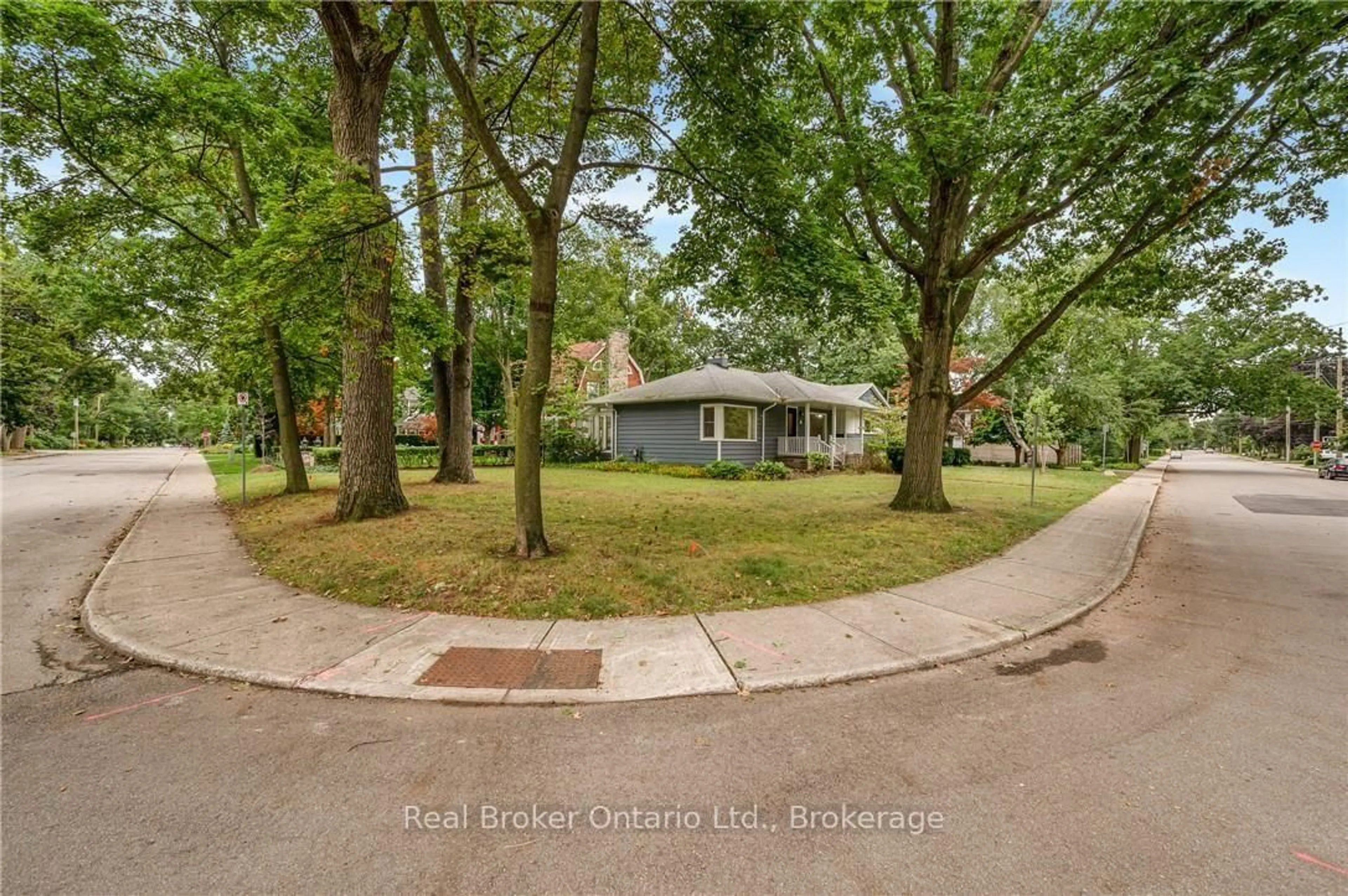 A pic from outside/outdoor area/front of a property/back of a property/a pic from drone, street for 374 Spruce St, Oakville Ontario L6J 2H3