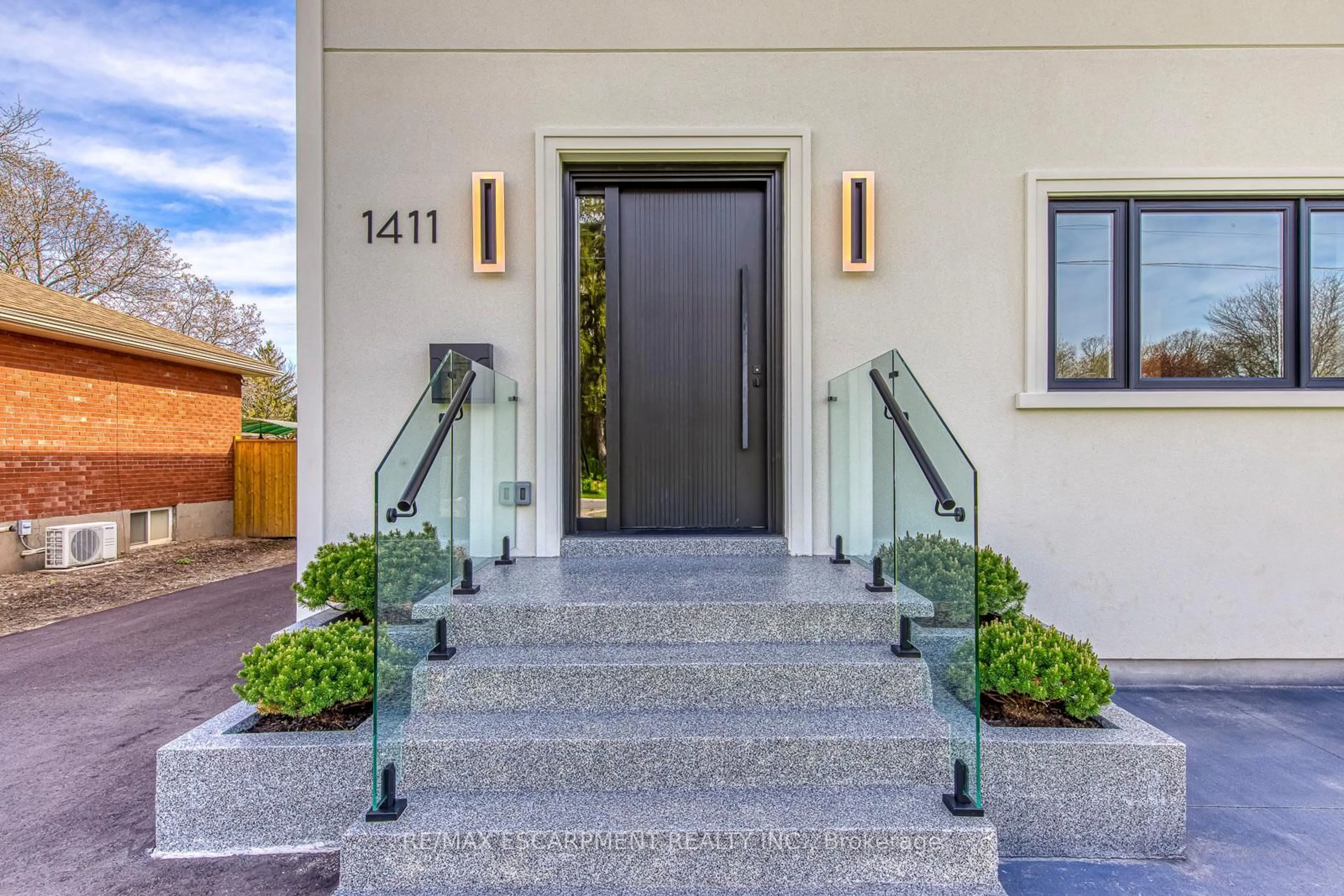 Indoor entryway for 1411 Mountain Grove Ave, Burlington Ontario L7P 2H1