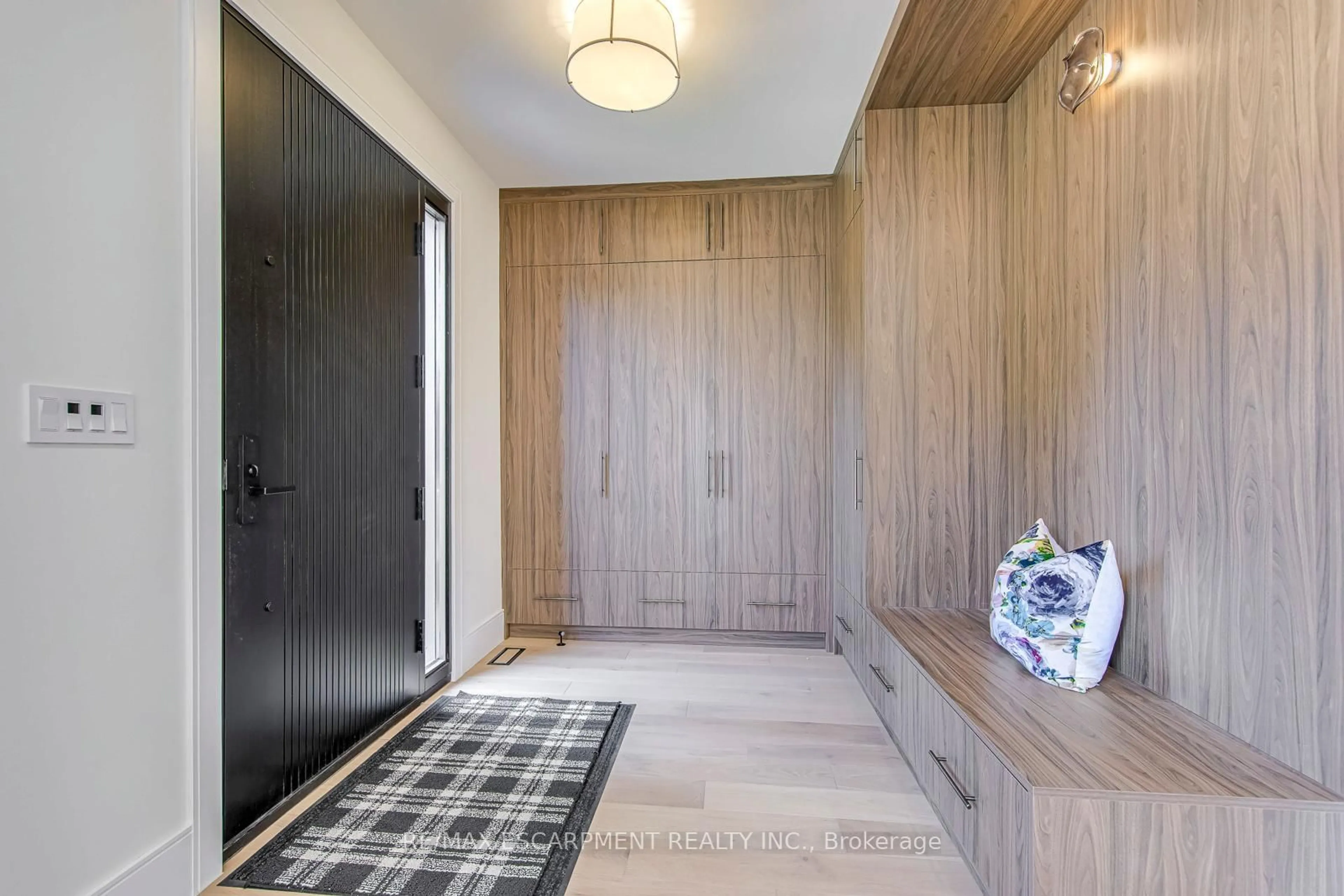 Indoor entryway for 1411 Mountain Grove Ave, Burlington Ontario L7P 2H1