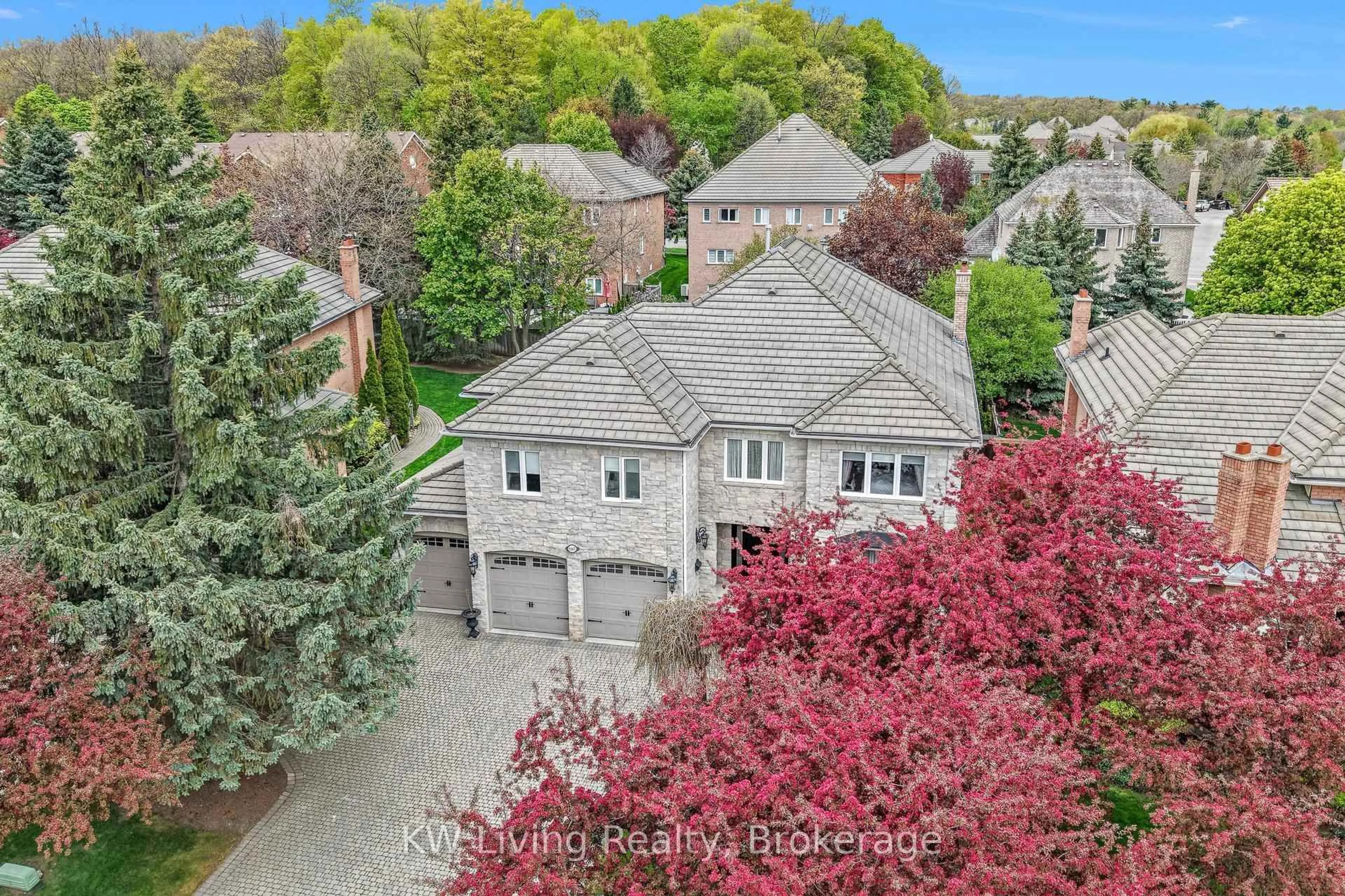 A pic from outside/outdoor area/front of a property/back of a property/a pic from drone, street for 5167 Frybrook Crt, Mississauga Ontario L5M 5A8