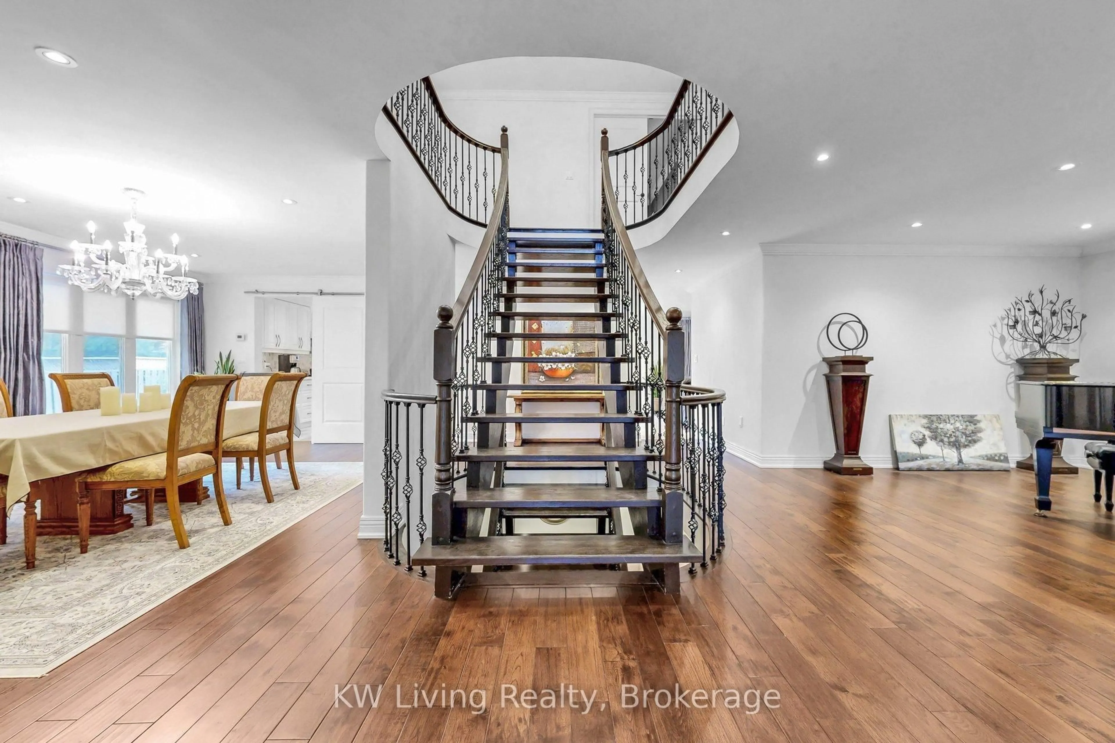 Indoor foyer for 5167 Frybrook Crt, Mississauga Ontario L5M 5A8