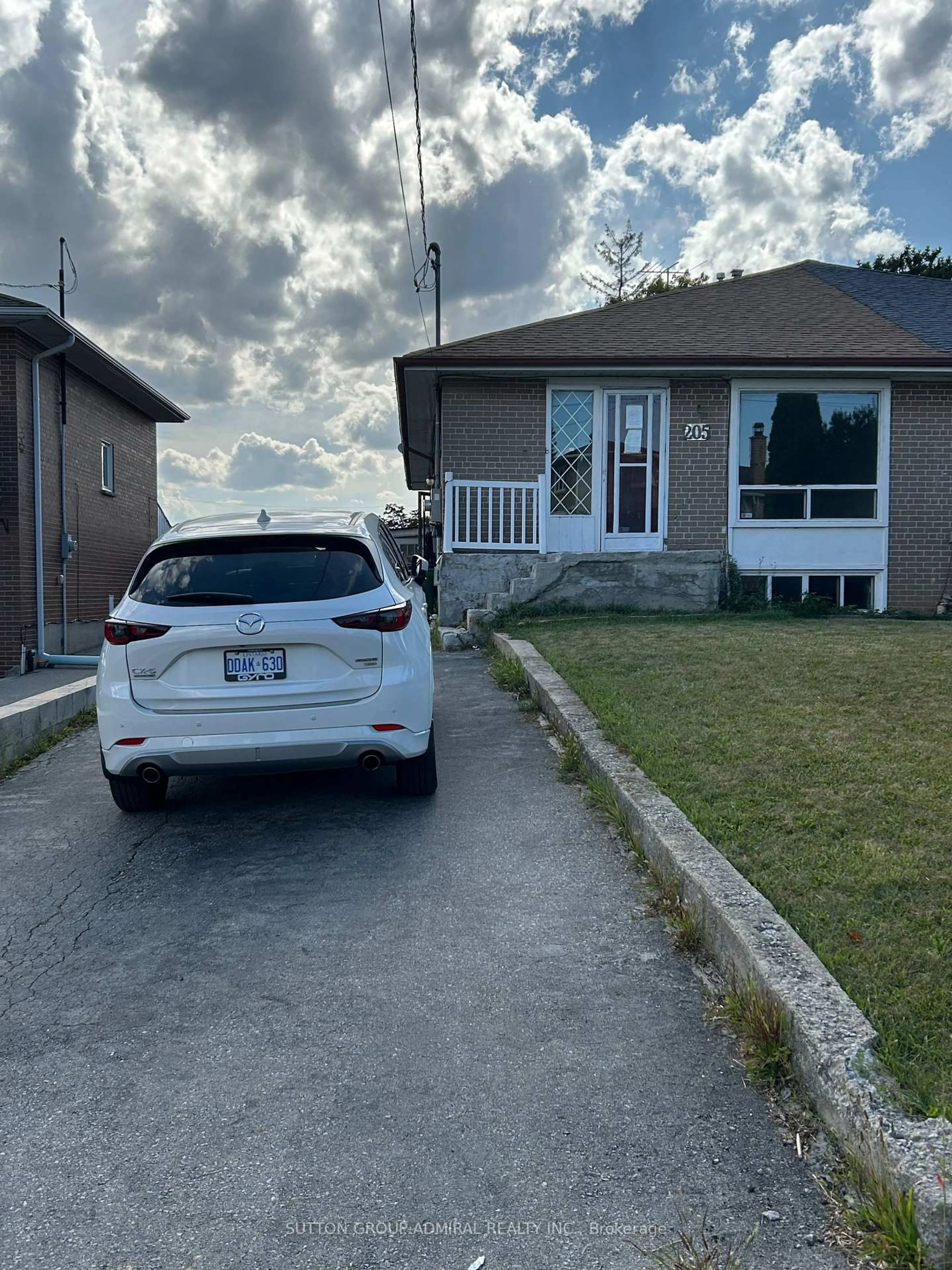 A pic from outside/outdoor area/front of a property/back of a property/a pic from drone, street for 205 St Lucie Dr, Toronto Ontario M9M 1T4