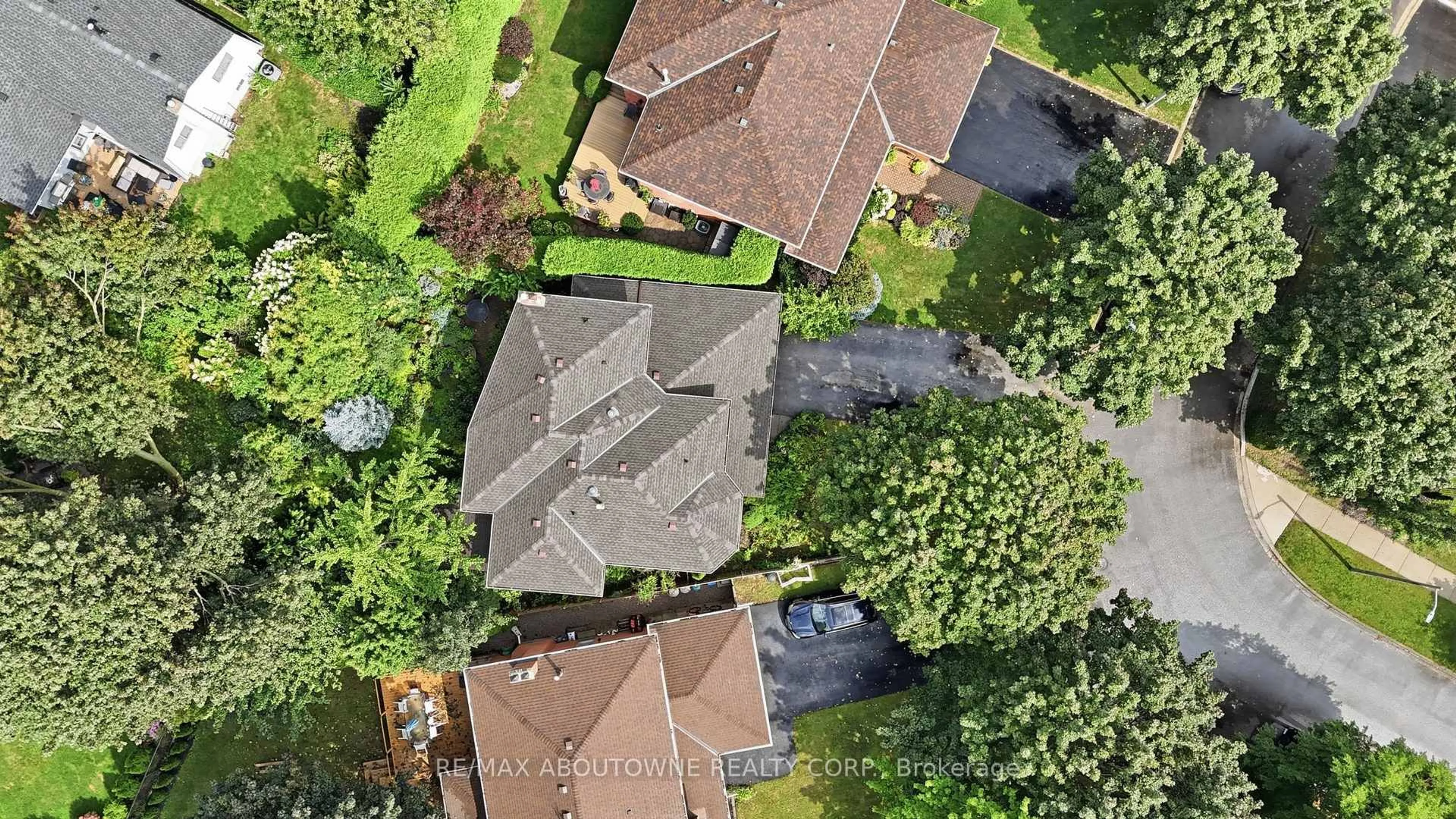 A pic from outside/outdoor area/front of a property/back of a property/a pic from drone, street for 572 Harmony Ave, Burlington Ontario L7N 3S8