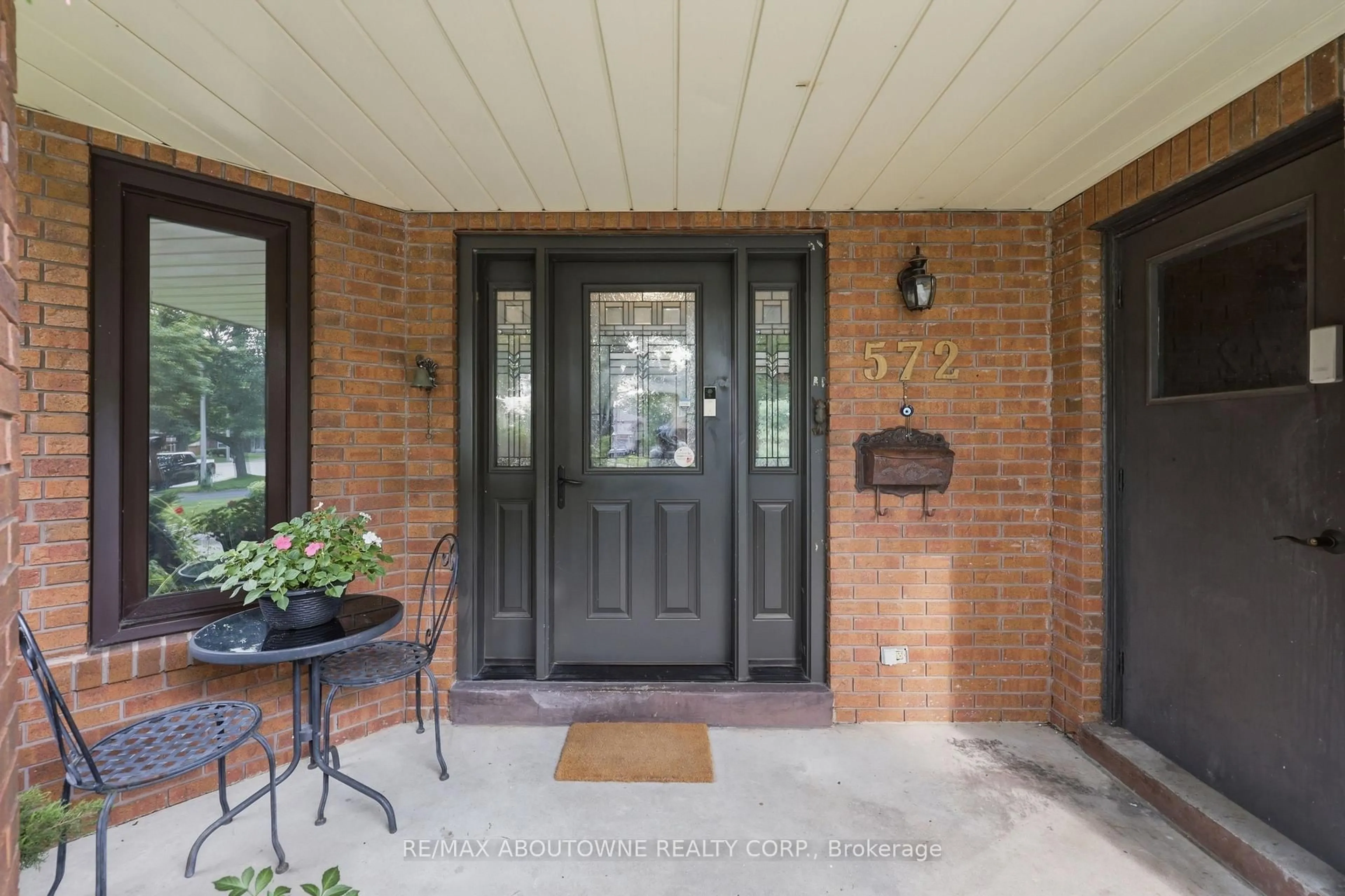 Indoor entryway for 572 Harmony Ave, Burlington Ontario L7N 3S8