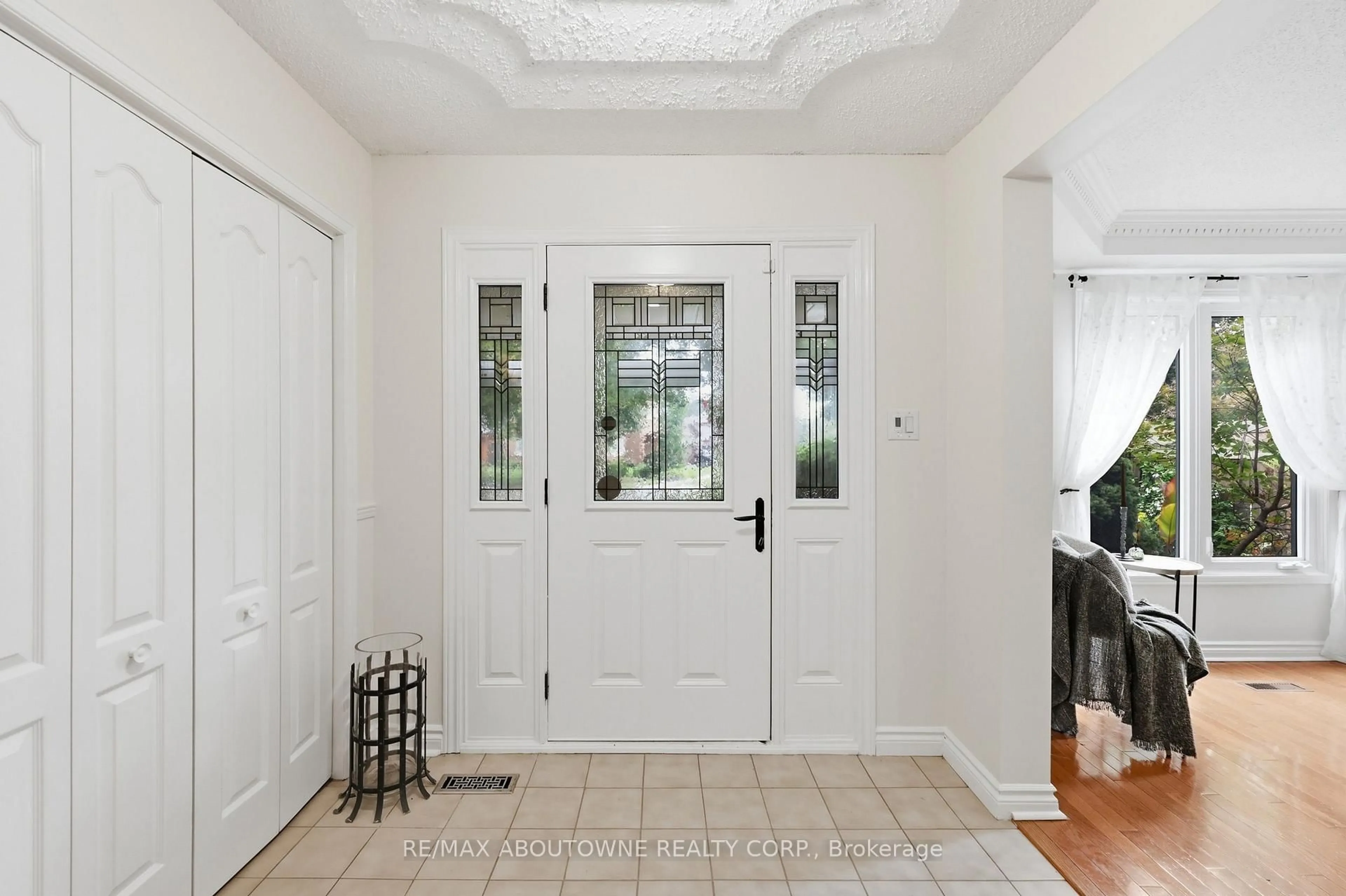 Indoor entryway for 572 Harmony Ave, Burlington Ontario L7N 3S8