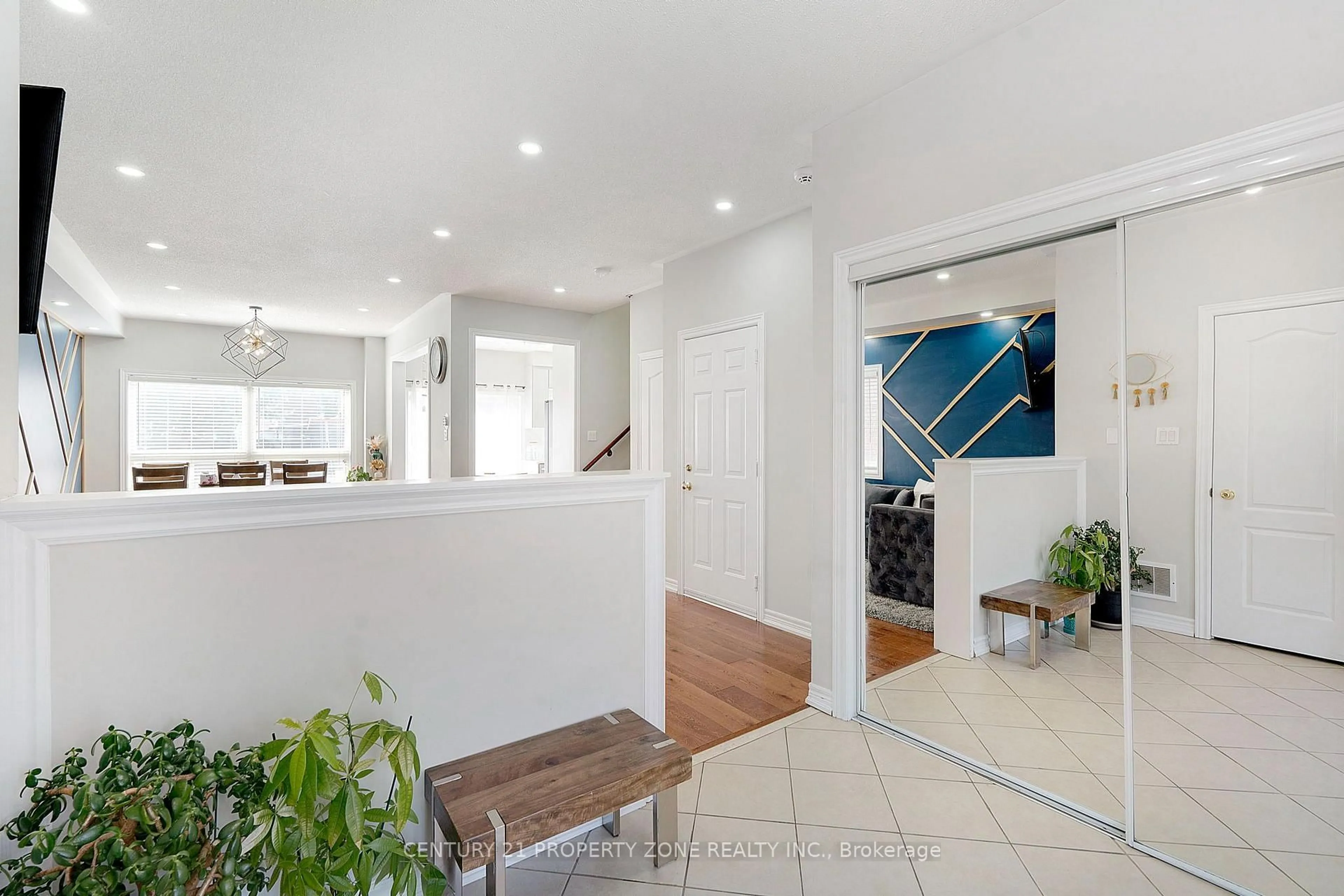 Indoor entryway for 221 Andrews Tr, Milton Ontario L9T 6S7