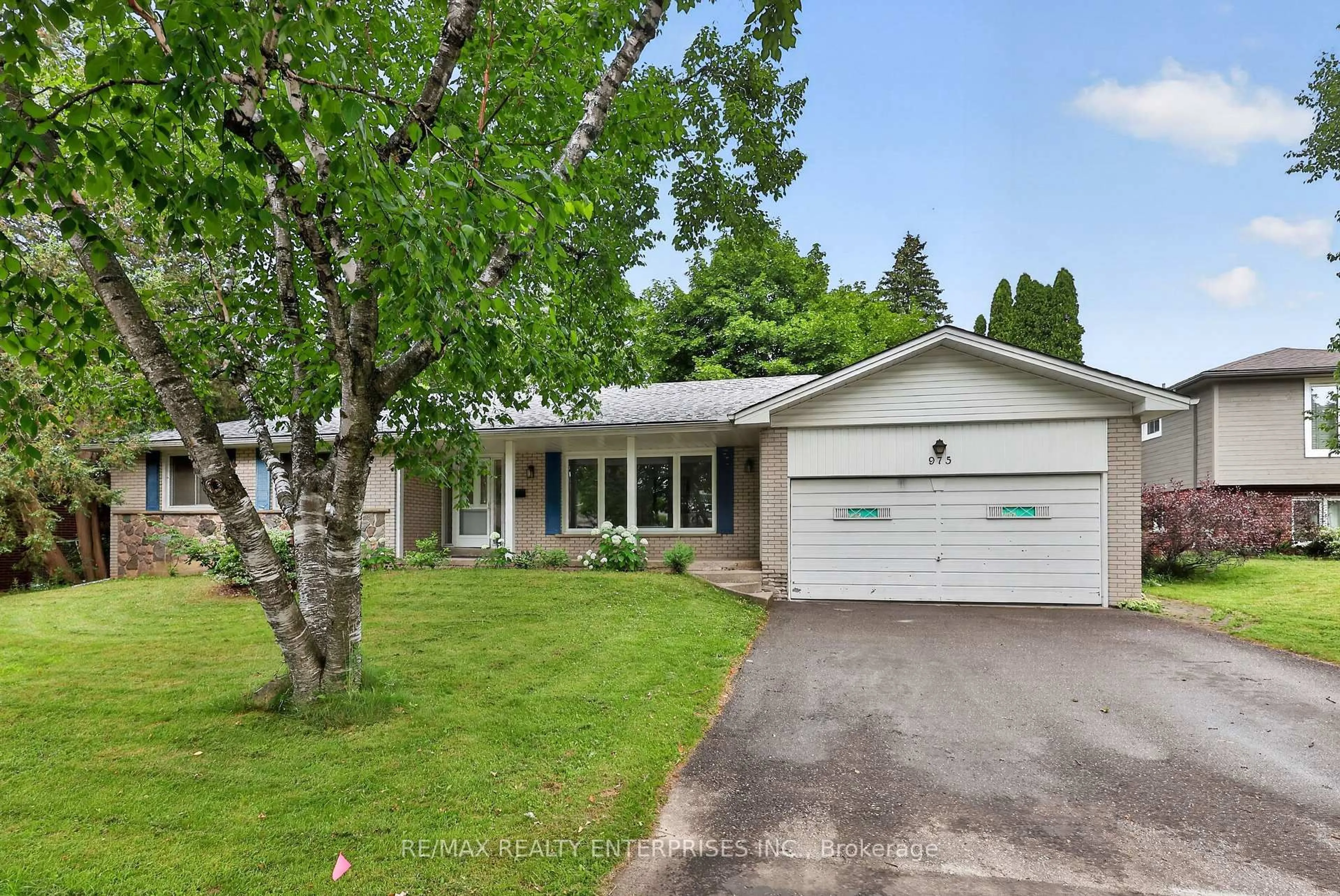 Home with vinyl exterior material, street for 975 Cresthampton Lane, Mississauga Ontario L5H 2X2