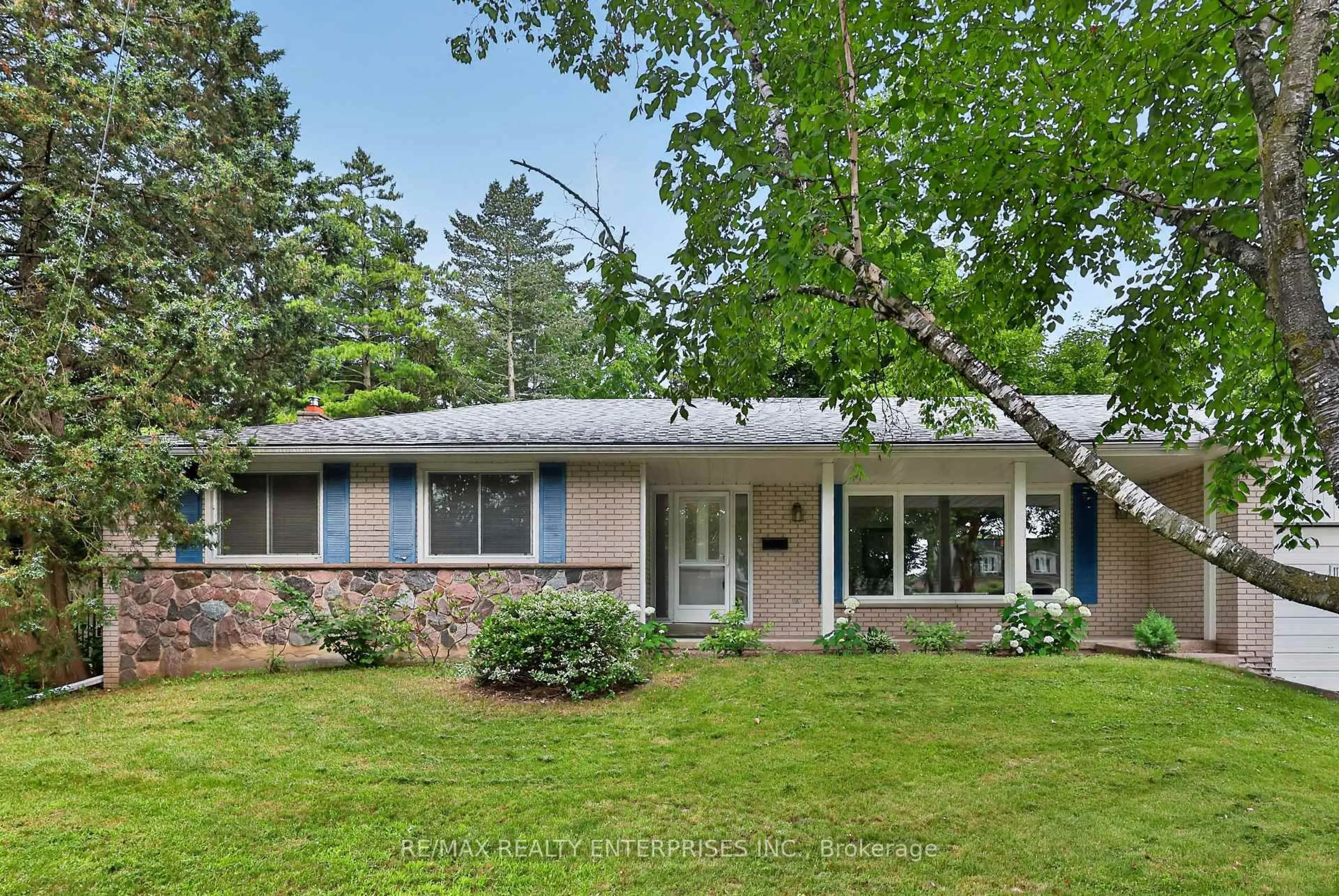 Home with brick exterior material, street for 975 Cresthampton Lane, Mississauga Ontario L5H 2X2
