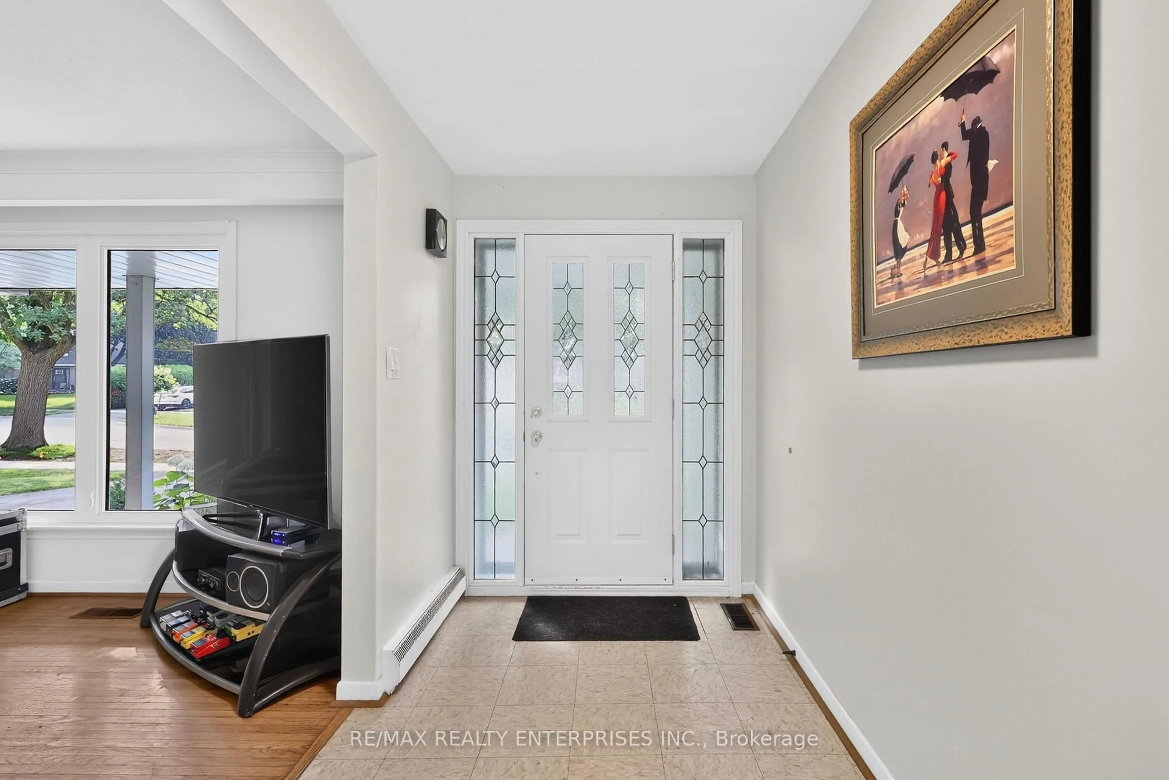Indoor entryway for 975 Cresthampton Lane, Mississauga Ontario L5H 2X2