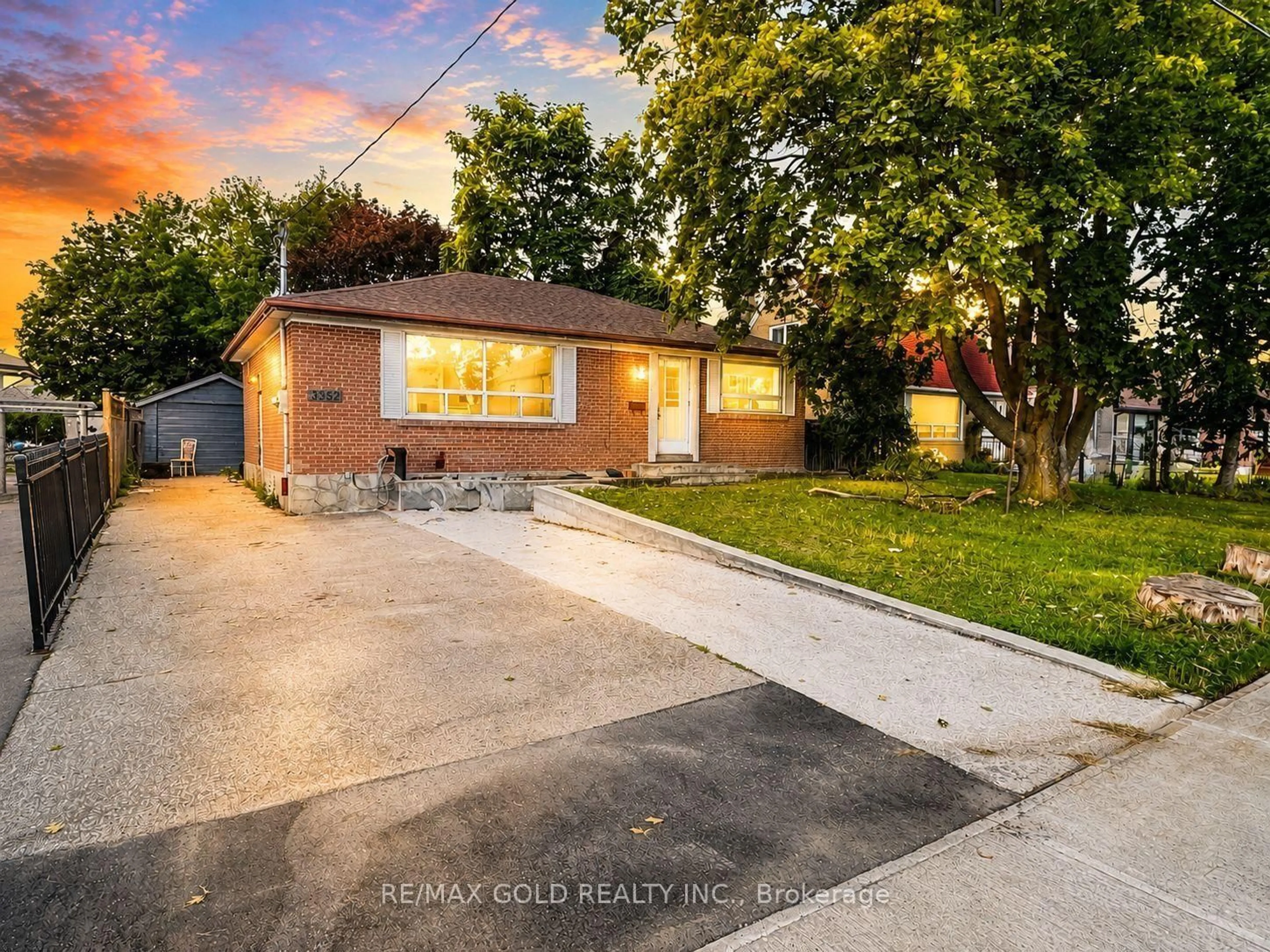 Home with brick exterior material, street for 3352 Etude Dr, Mississauga Ontario L4T 1T3
