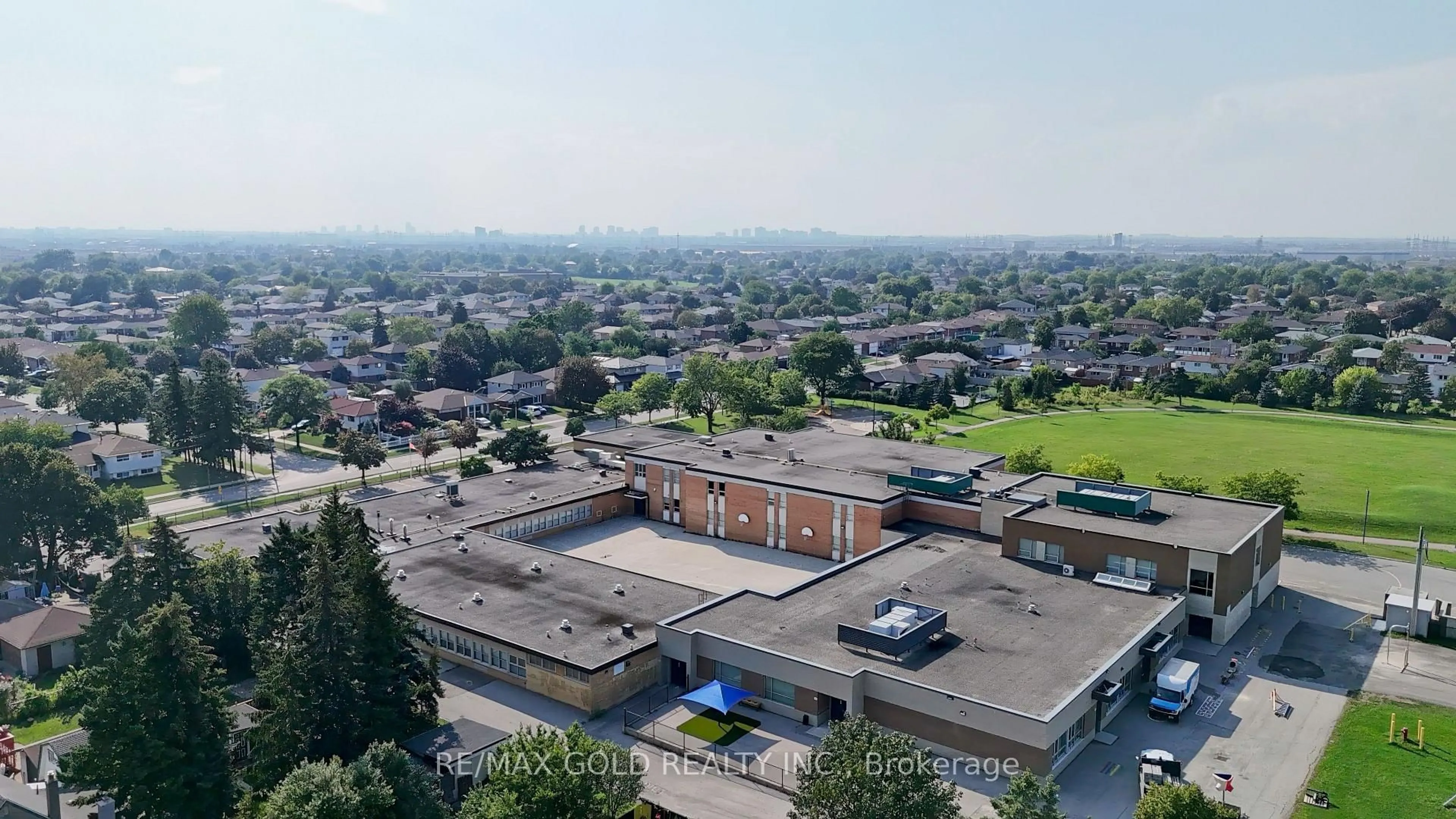 A pic from outside/outdoor area/front of a property/back of a property/a pic from drone, city buildings view from balcony for 3352 Etude Dr, Mississauga Ontario L4T 1T3