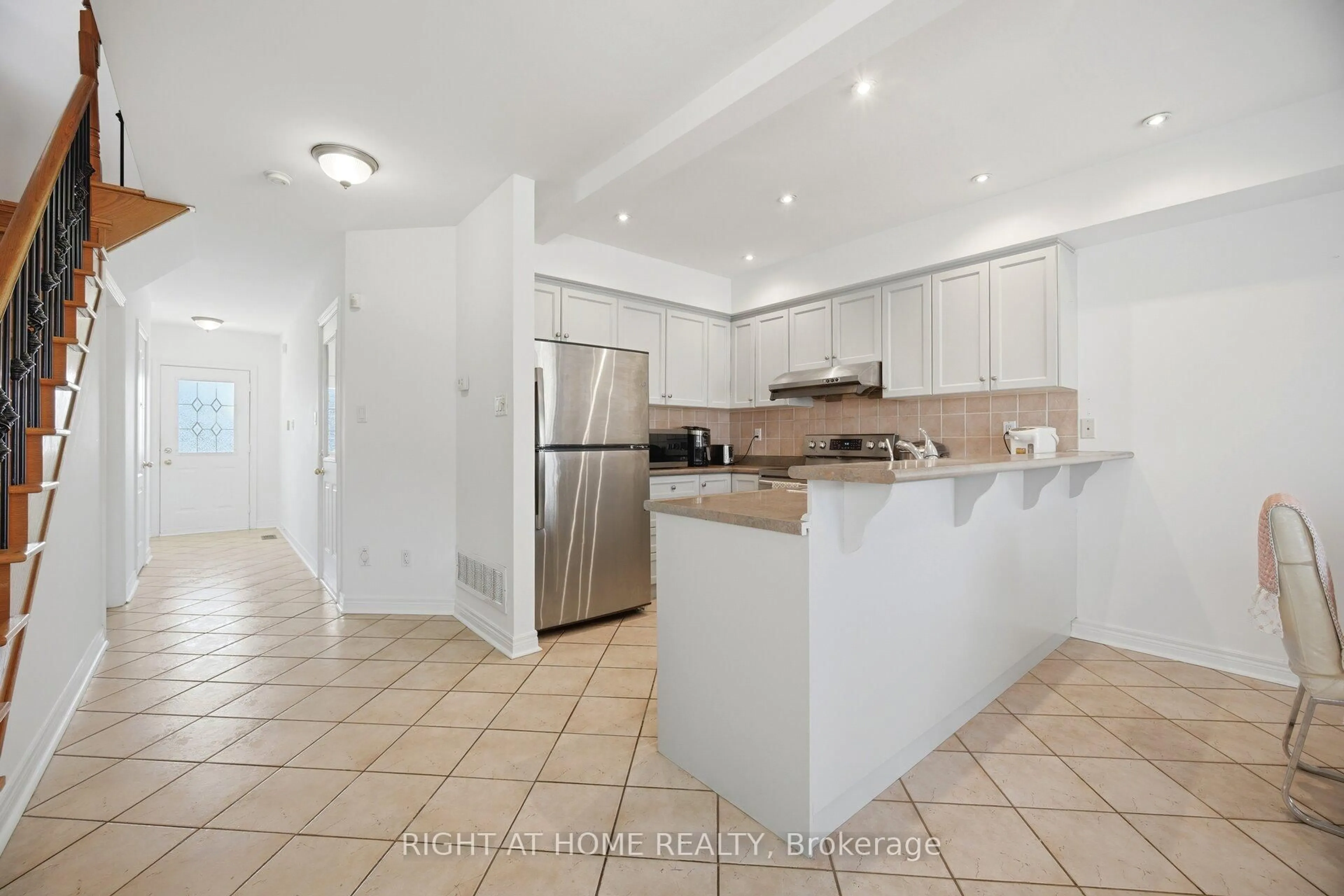 Open concept kitchen, ceramic/tile floor for 8 Richelieu Crt, Caledon Ontario L7E 2M3